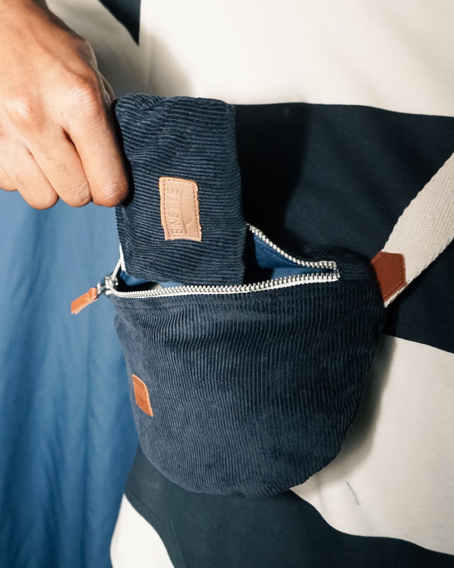 Sac banane Binette Londres - velours côtelé bleu