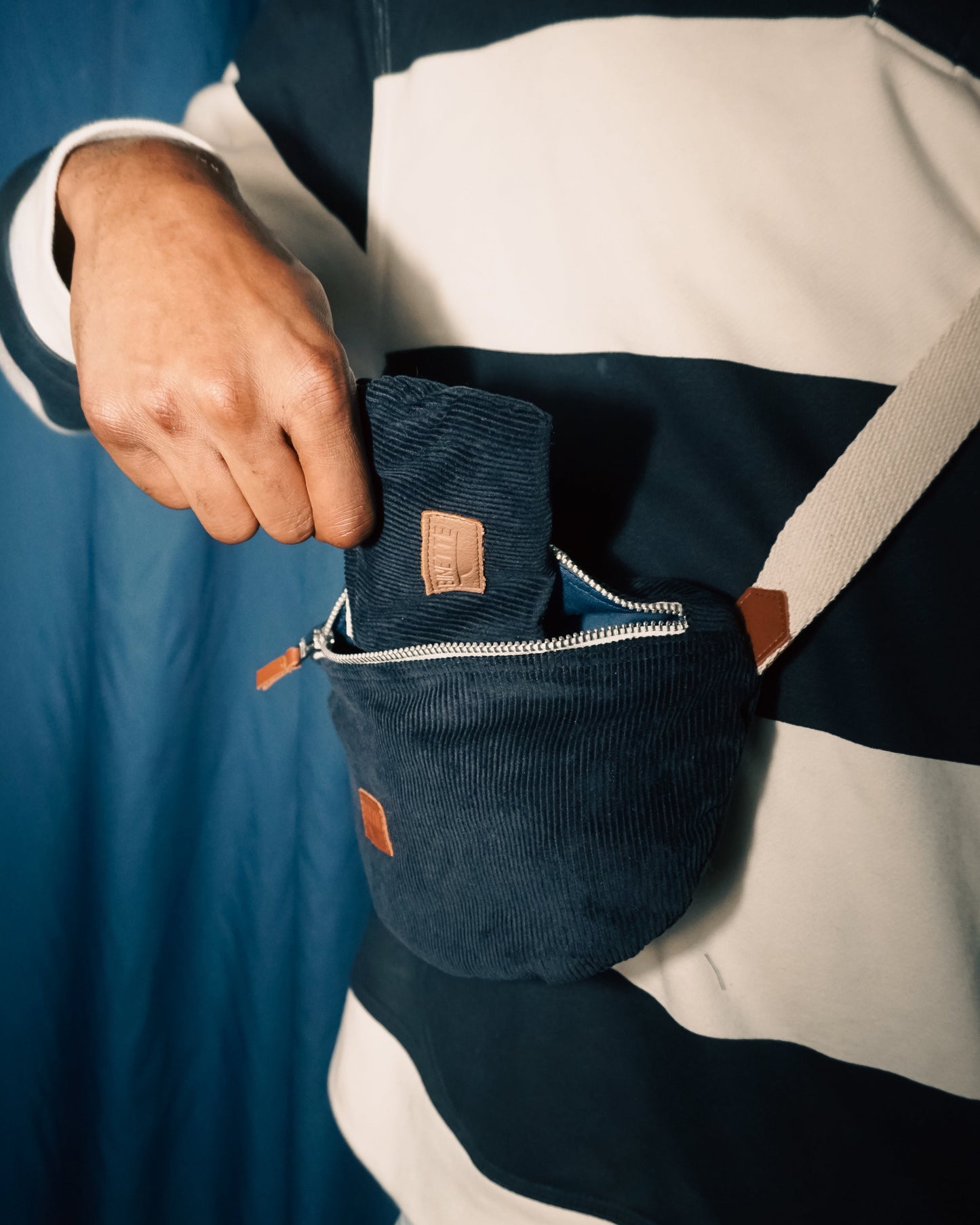 Sac banane Binette Londres - velours côtelé bleu