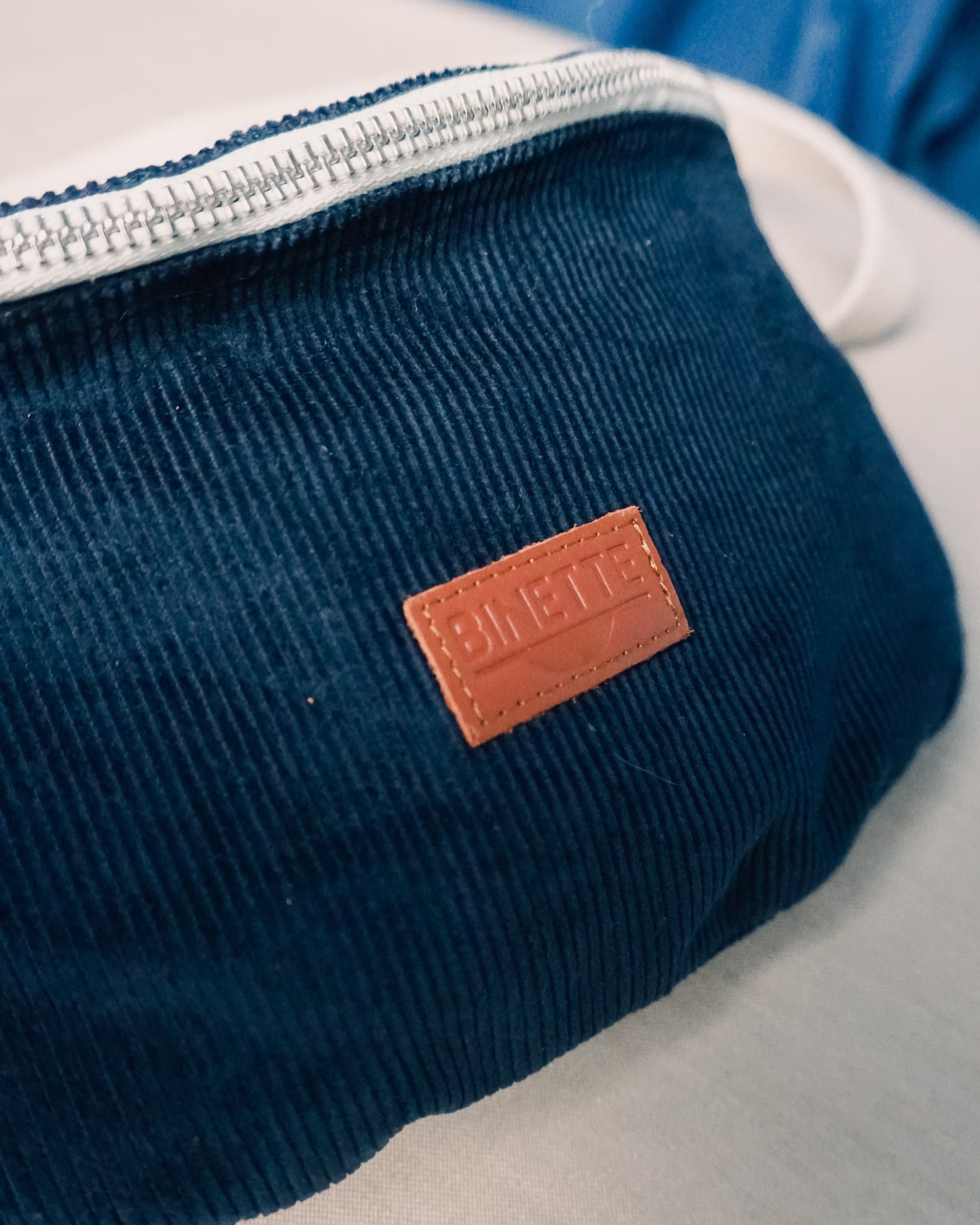 Sac banane Binette Londres - velours côtelé bleu
