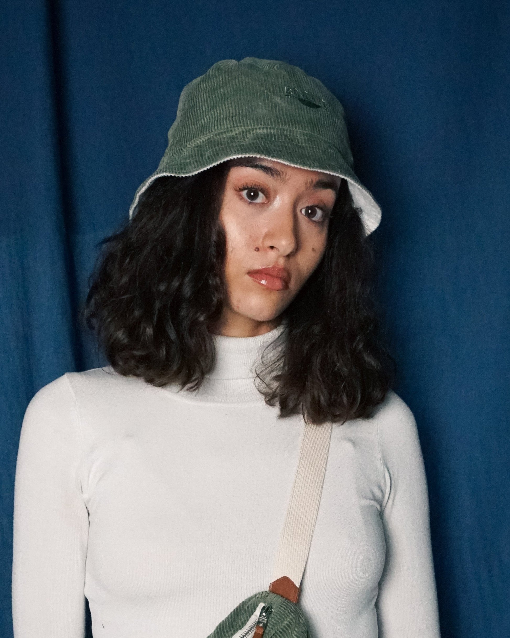 Bob en tissu upcyclé velours côtelé - deux couleurs, vert et blanc
Bob écoresponsable en velours côtelé recyclé, réversible avec une face vert foncé et une face blanche. Broderie Binette discrète et élégante. Idéal pour un look moderne et écologique, unisexe et taille unique.