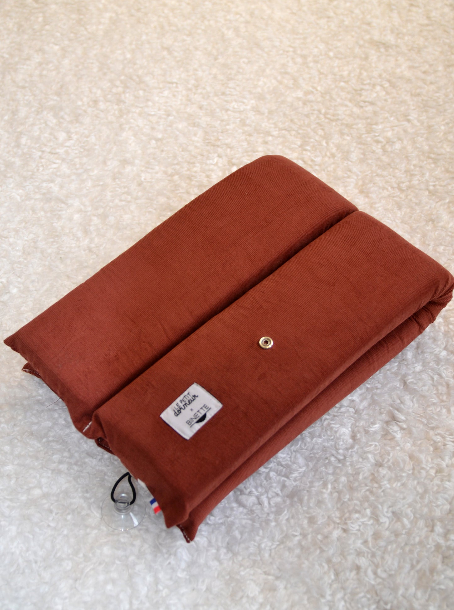 Coussin rouge velours côtelé à plat, utilisation multiple.
