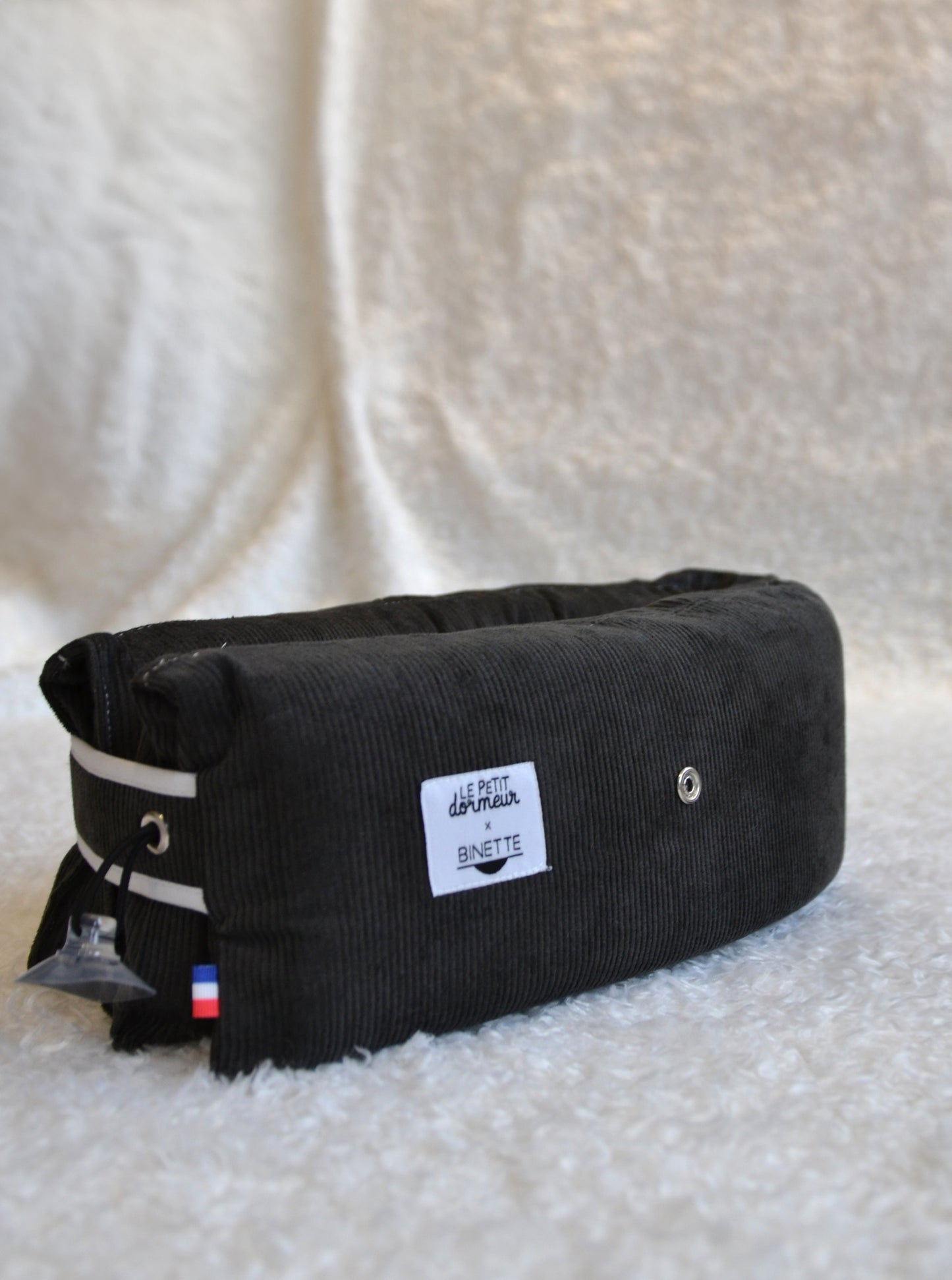 Coussin de voyage en velours côtelé gris écoresponsable et fabriqué en France à mettre en 3 positions différentes pour voyager de manière responsable.