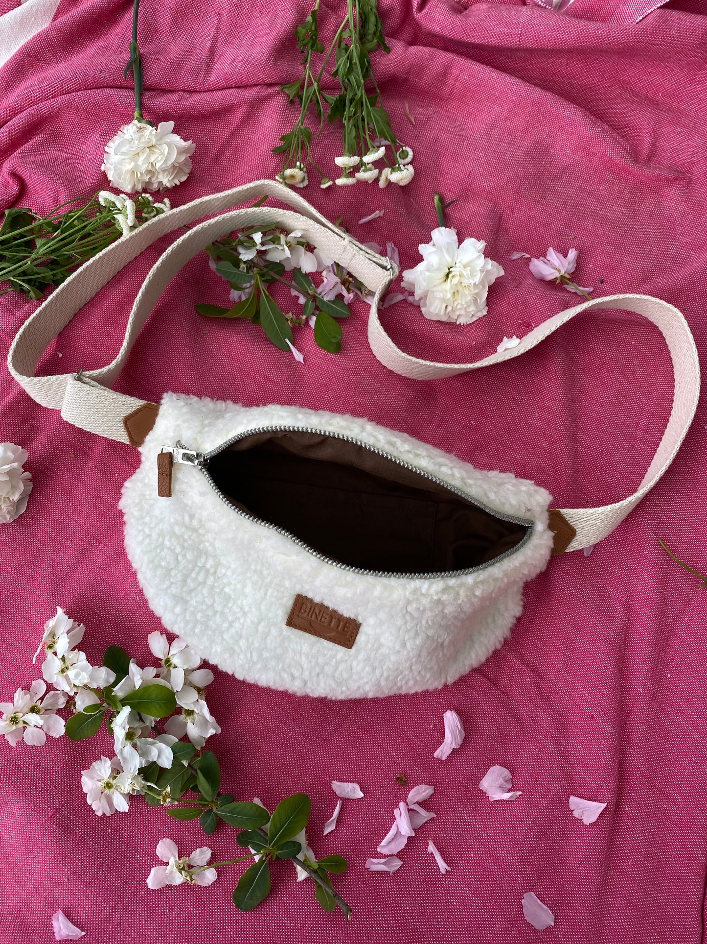 Sac banane Binette écoresponsable blanc motif boule de neige fait par une marque française.