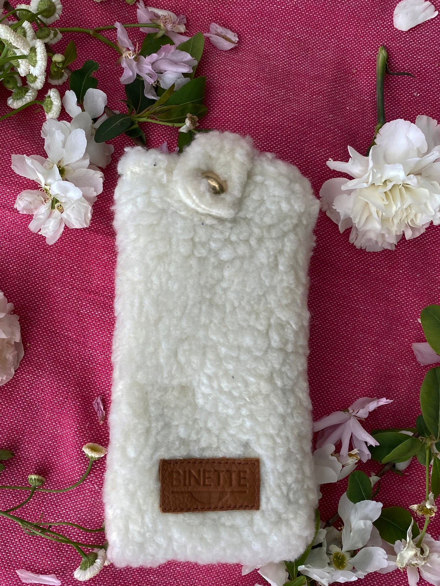 Étui à lunette Binette écoresponsable upcyclé en molleton blanc motif boule de neige fait par une marque française Binette unisexe collection binette ecoresponsable et éthique fabriqué à partir de chutes de tissus voués à être jetés ou brûlés revalorisés par Binette marque française écoresponsable qui fabrique des sacs banane et accessoires upcyclés écoresponsable pour femme et homme idées cadeaux noel hiver et accessoires pratiques, tendances, jolis, avec un faible impact environnemental