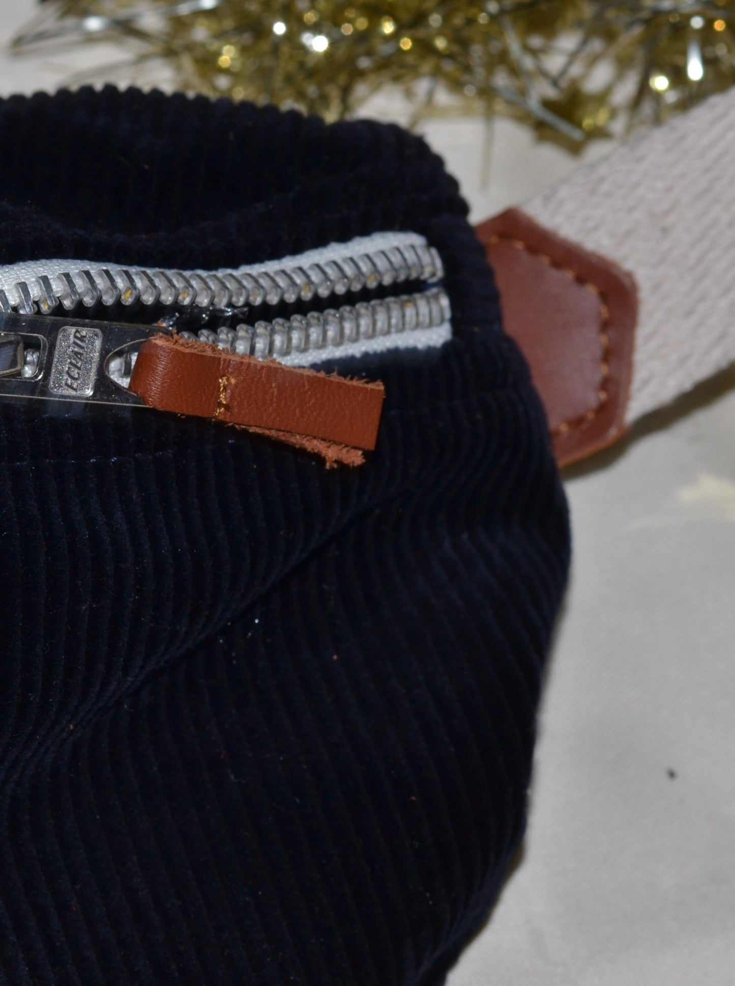 Sac banane upcyclé LONDRES en velours côtelé bleu marine fabriqué par une marque française écoresponsable Binette mode éthique quais parisiens mode responsable tissu upcyclé chutes de tissus dormants voués à être jetés ou brûlés accessoires upcyclés pratiques tendances et éco-friendly