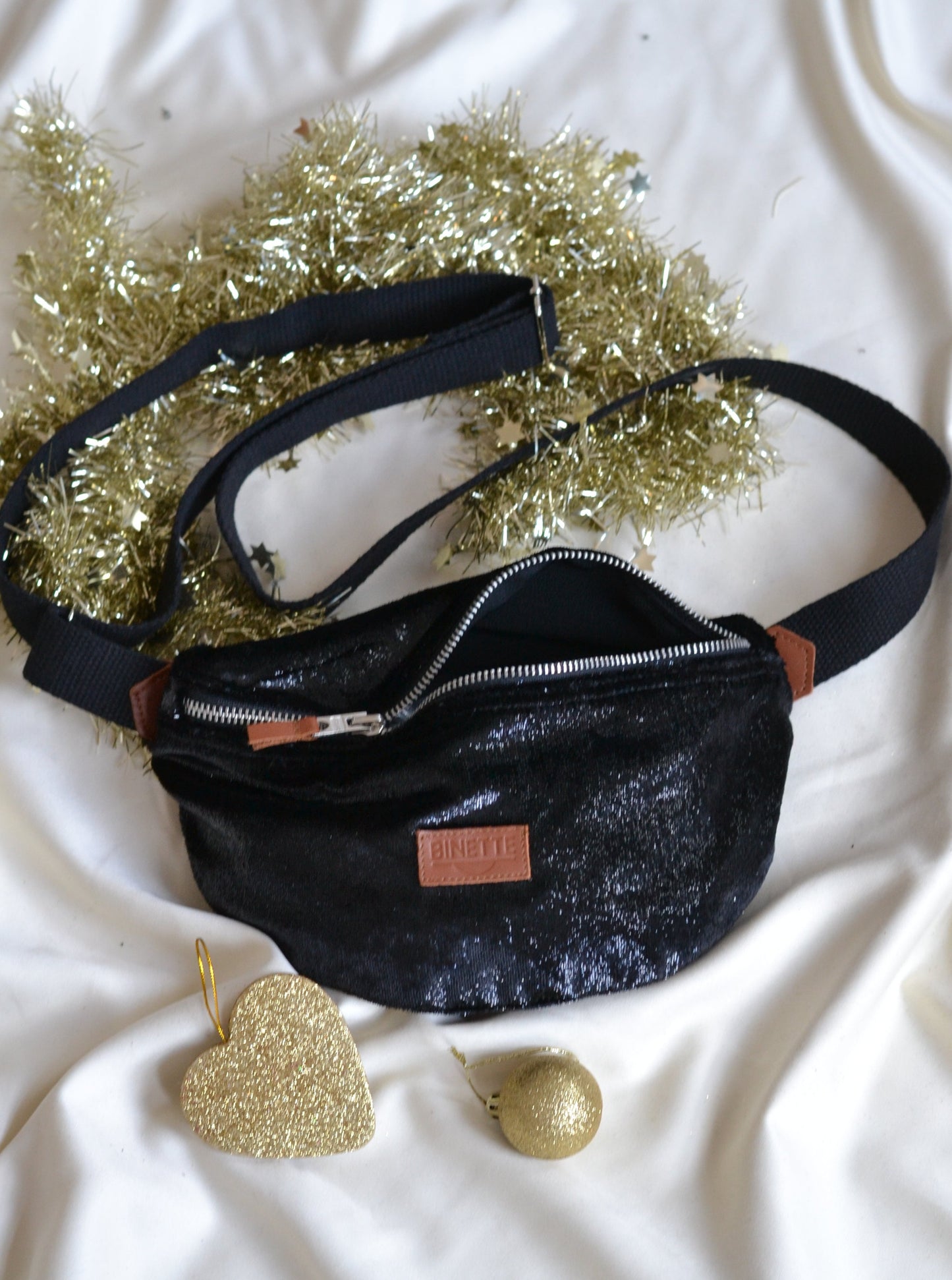 Sac banane upcyclé BERLIN en velvet pailleté marque française écoresponsable Binette mode éthique quais parisiens mode responsable tissu upcyclé chutes de tissus dormants voués à être jetés ou brûlés accessoires upcyclés pratiques tendances et éco-friendly parfait pour idées cadeaux originaux et responsable slow fashion au design responsable et durable