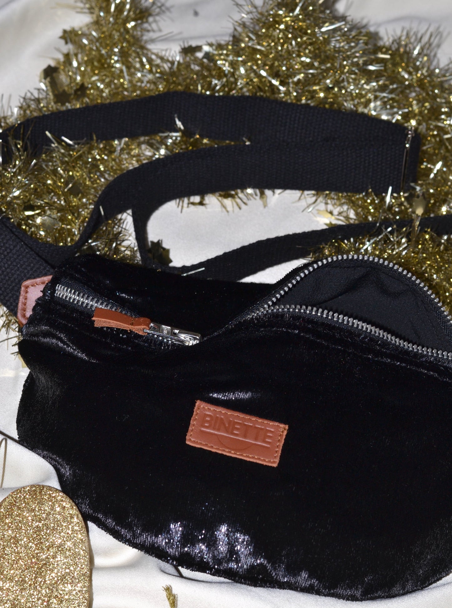 Sac banane upcyclé BERLIN en velvet pailleté marque française écoresponsable Binette mode éthique quais parisiens mode responsable tissu upcyclé chutes de tissus dormants voués à être jetés ou brûlés accessoires upcyclés pratiques tendances et éco-friendly