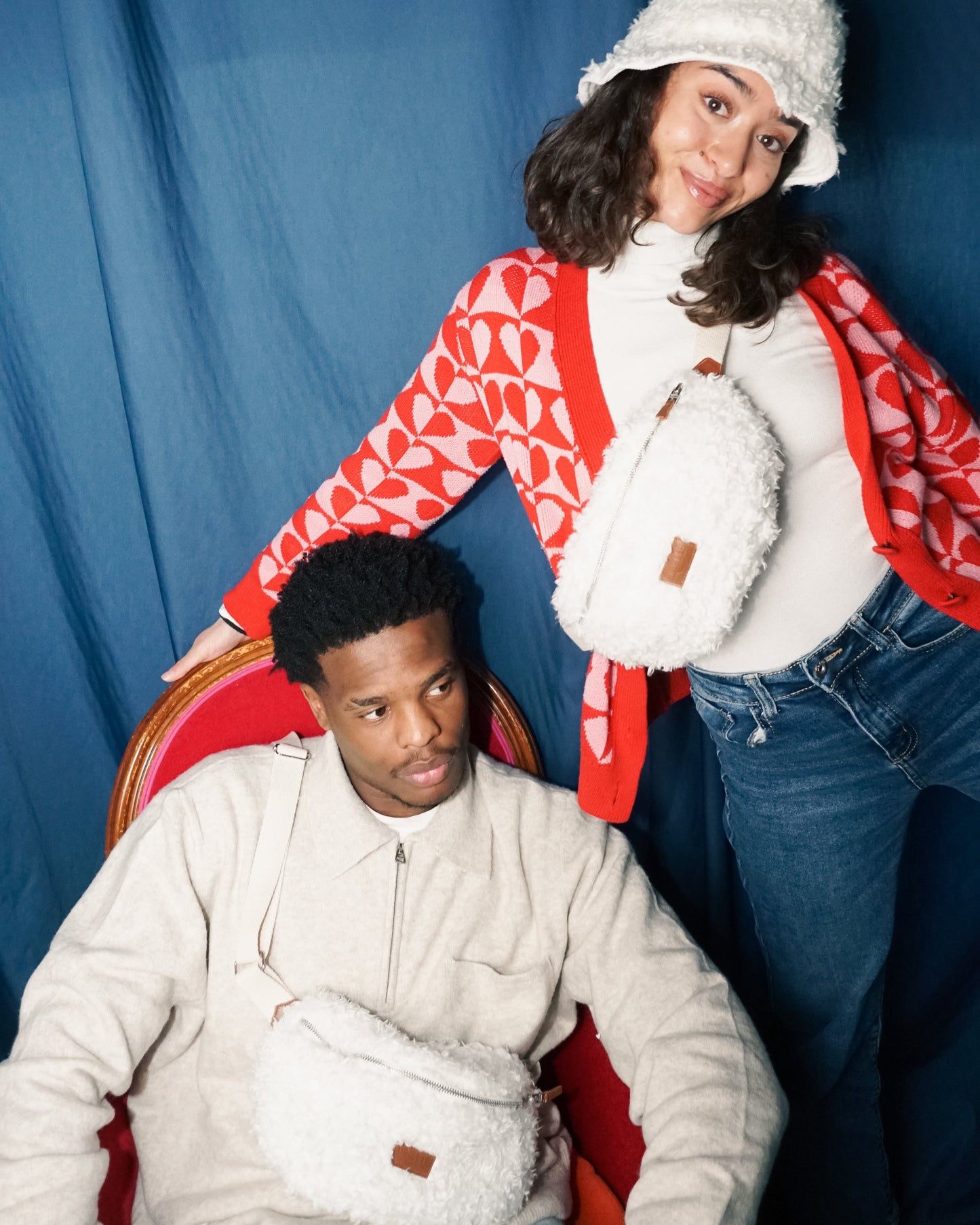 Homme et femme en duo, la femme debout portant le bob Binette en molleton blanc et la banane assortie. L'homme assis porte également la banane boule de neige.
Un look écoresponsable et tendance, alliant confort et style avec des accessoires conçus à partir de tissu upcyclé, pour un engagement durable et une mode responsable.