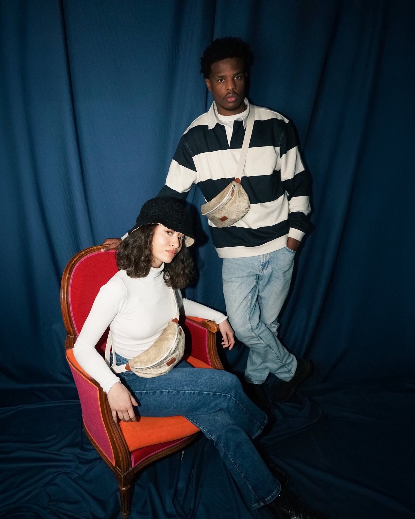 Homme et femme portant tous deux le sac banane Binette en velours cotelés beige, créant un duo harmonieux et élégant. Confectionné en tissu upcyclé, cet accessoire écoresponsable allie confort, style et engagement pour une mode responsable et chic.