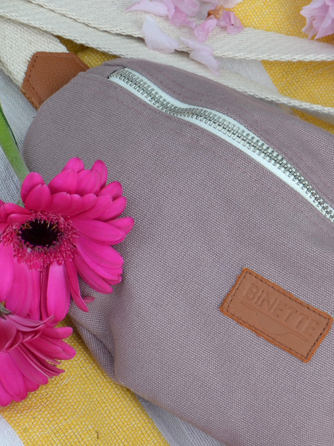 zoom sur un Sac banane Binette upcyclĂ© de couleur lilas mauve pastel Ă©coresponsable lilas fait par une marque française unisexe collection binette ecoresponsable et Ă©thique fabriquĂ© Ă partir de chutes de tissus vouĂ©s Ă ĂȘtre jetĂ©s ou brĂ»lĂ©s revalorisĂ©s par Binette marque française Ă©coresponsable qui fabrique des sacs banane et accessoires upcyclĂ©s Ă©coresponsable pour femme et homme idĂ©es cadeaux noel hiver et accessoires pratiques, tendances, jolis, avec un faible impact environnemental