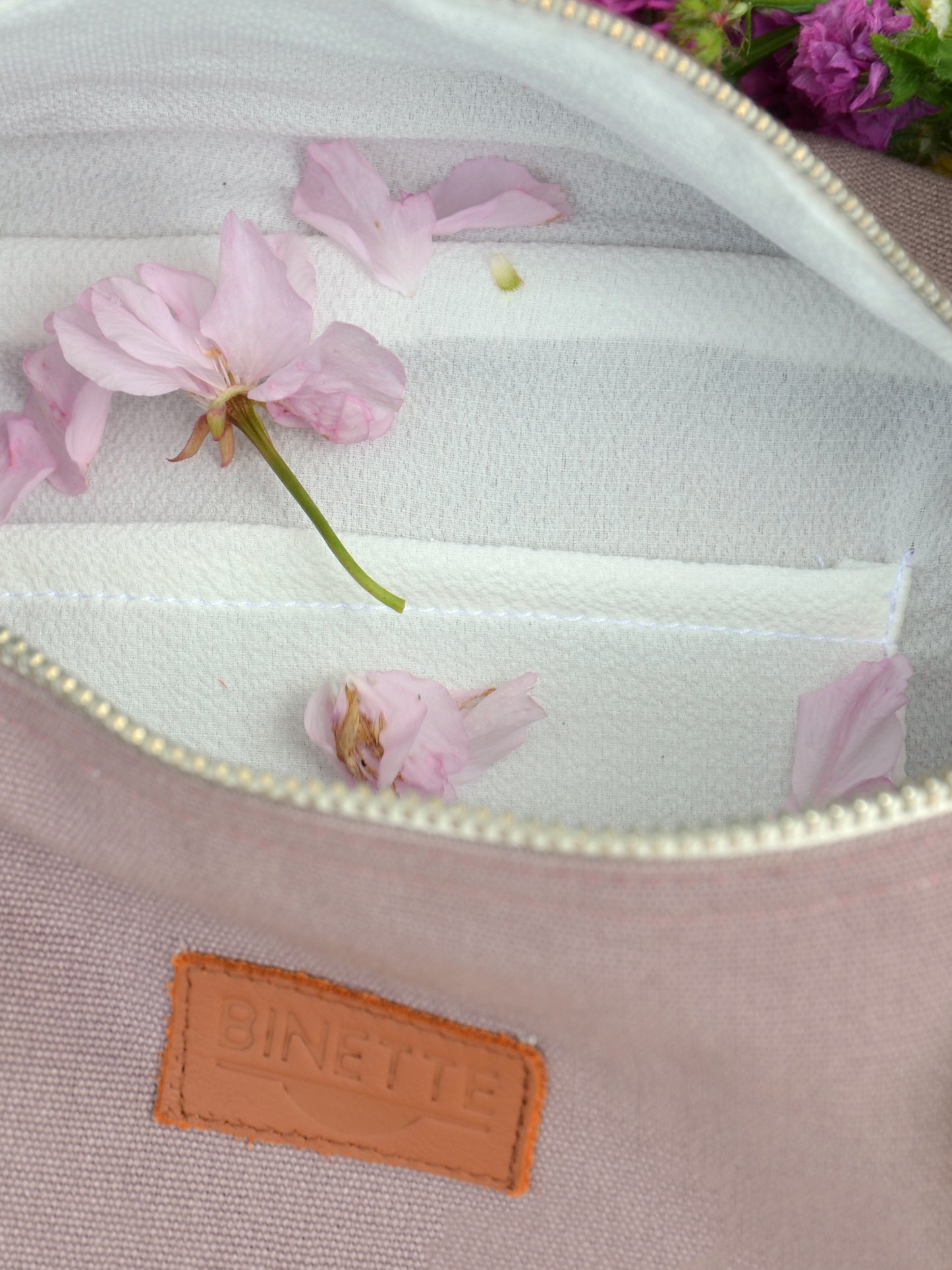 zoom sur un Sac banane Binette upcyclĂ© de couleur lilas mauve pastel Ă©coresponsable lilas fait par une marque française unisexe collection binette ecoresponsable et Ă©thique fabriquĂ© Ă partir de chutes de tissus vouĂ©s Ă ĂȘtre jetĂ©s ou brĂ»lĂ©s revalorisĂ©s par Binette marque française Ă©coresponsable qui fabrique des sacs banane et accessoires upcyclĂ©s Ă©coresponsable pour femme et homme idĂ©es cadeaux noel hiver et accessoires pratiques, tendances, jolis, avec un faible impact environnemental