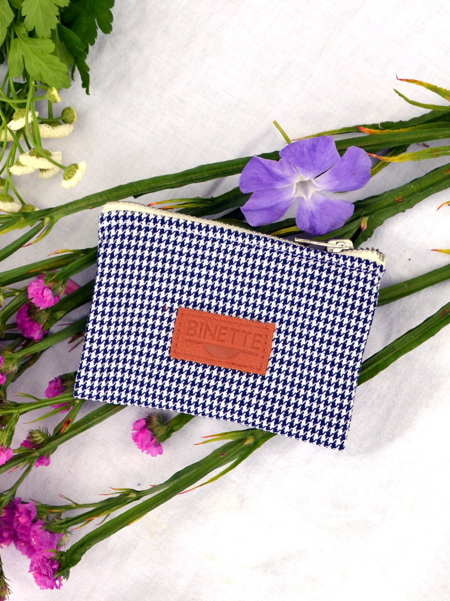 Pochette écoresponsable bleue motif pied de poule faite par une marque française