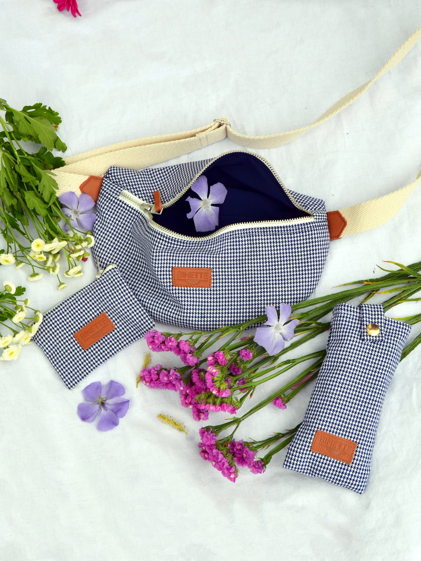 Pack avec un Sac banane Binette, un étui à lunette et une pochette écoresponsables bleus motif pied de poule faits par une marque française