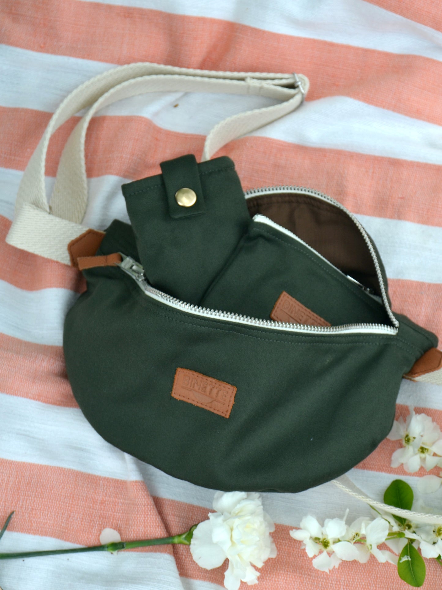 Pack avec un Sac banane Binette, un étui à lunette et une pochette écoresponsables verts faits par une marque française