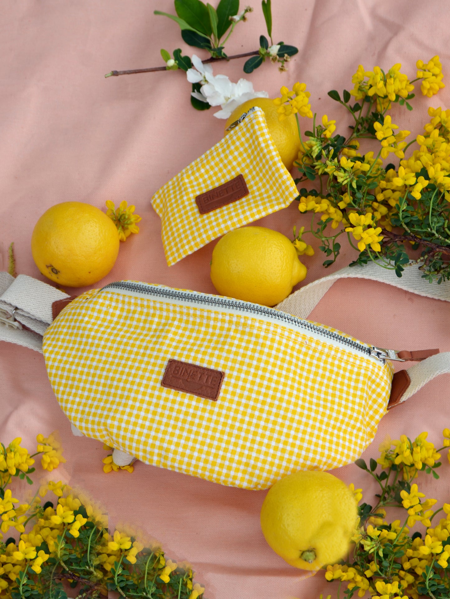 Sac banane Binette et pochette écoresponsables jaunes motif vichy faits par une marque française.