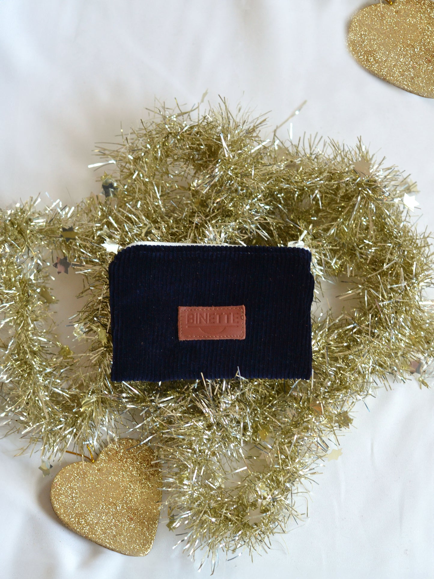 Pochette Binette Londres en velours côtelé bleu marine unisexe collection binette x perus ecoresponsable et éthique fabriqué à partir de chutes de tissus voués à être jetés ou brûlés revalorisés par Binette marque française écoresponsable qui fabrique des sacs banane et accessoires upcyclés écoresponsable pour femme et homme idées cadeaux noel hiver et accessoires pratiques, tendances, jolis, avec un faible impact environnemental