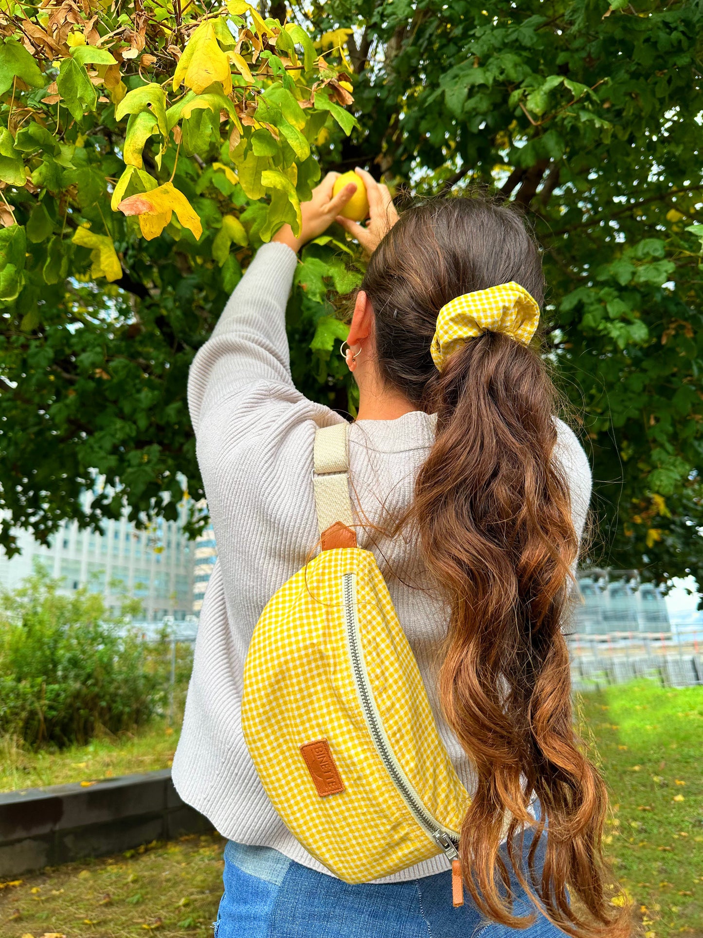 chouchou Binette upcyclé vichy jaune citron unisexe collection binette ecoresponsable et éthique fabriqué à partir de chutes de tissus voués à être jetés ou brûlés revalorisés par Binette marque française écoresponsable qui fabrique des sacs banane et accessoires upcyclés écoresponsable pour femme et homme idées cadeaux noel hiver et accessoires pratiques, tendances, jolis, avec un faible impact environnemental