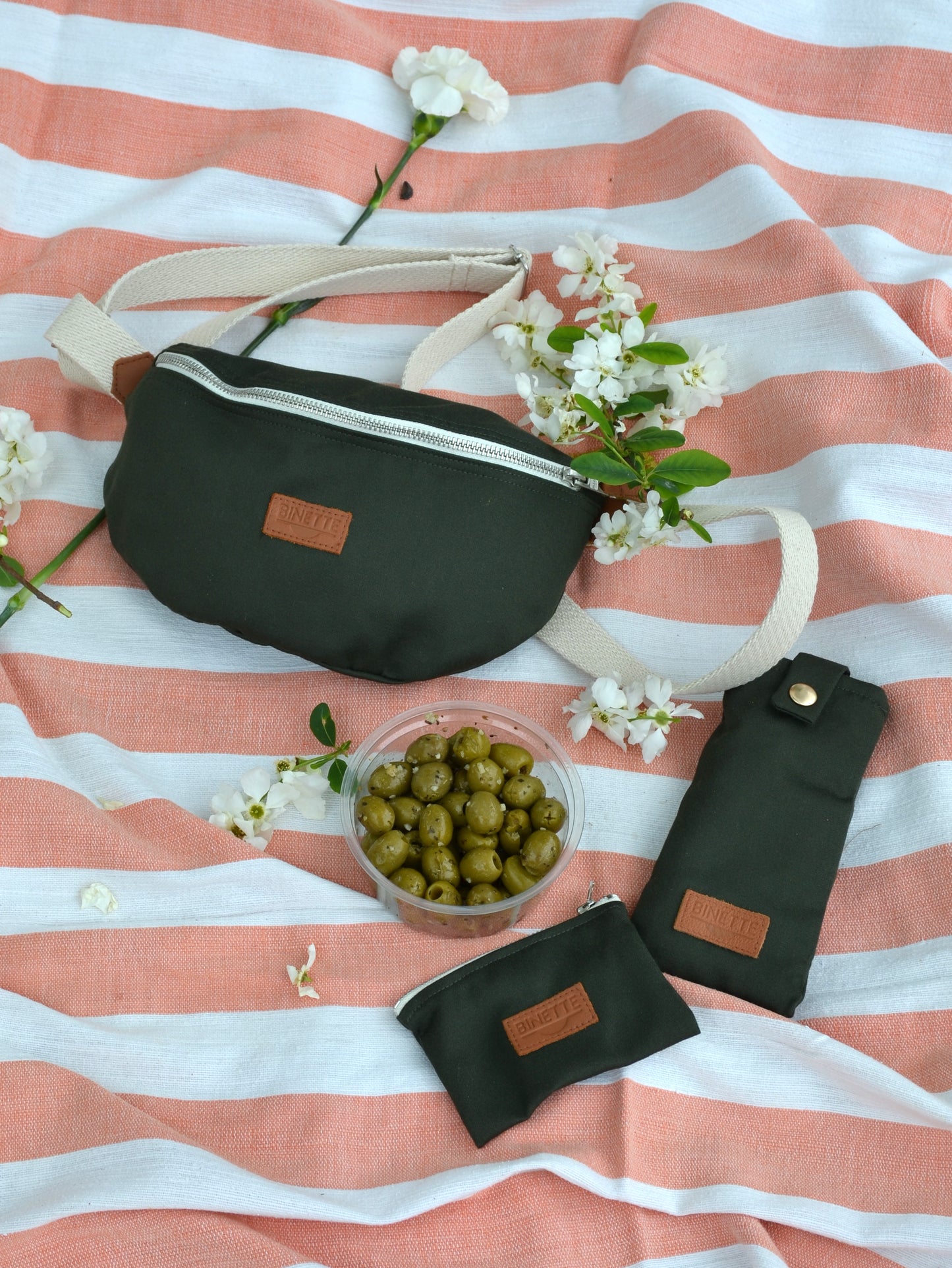 Pack avec un Sac banane Binette, un étui à lunette et une pochette écoresponsables verts faits par une marque française