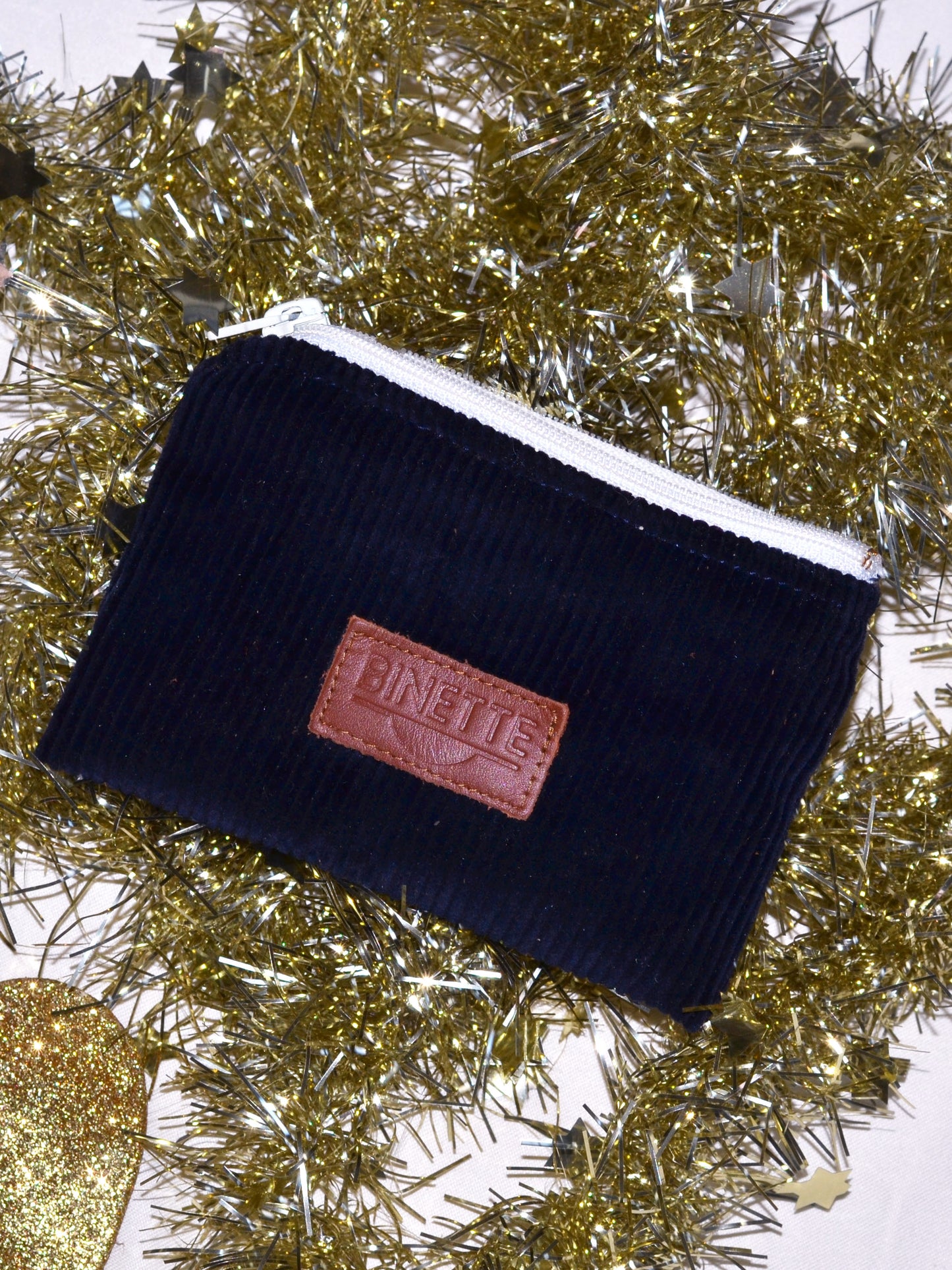 Pochette Binette Londres en velours côtelé bleu marine unisexe collection binette x perus ecoresponsable et éthique fabriqué à partir de chutes de tissus voués à être jetés ou brûlés revalorisés par Binette marque française écoresponsable qui fabrique des sacs banane et accessoires upcyclés écoresponsable pour femme et homme idées cadeaux noel hiver et accessoires pratiques, tendances, jolis, avec un faible impact environnemental