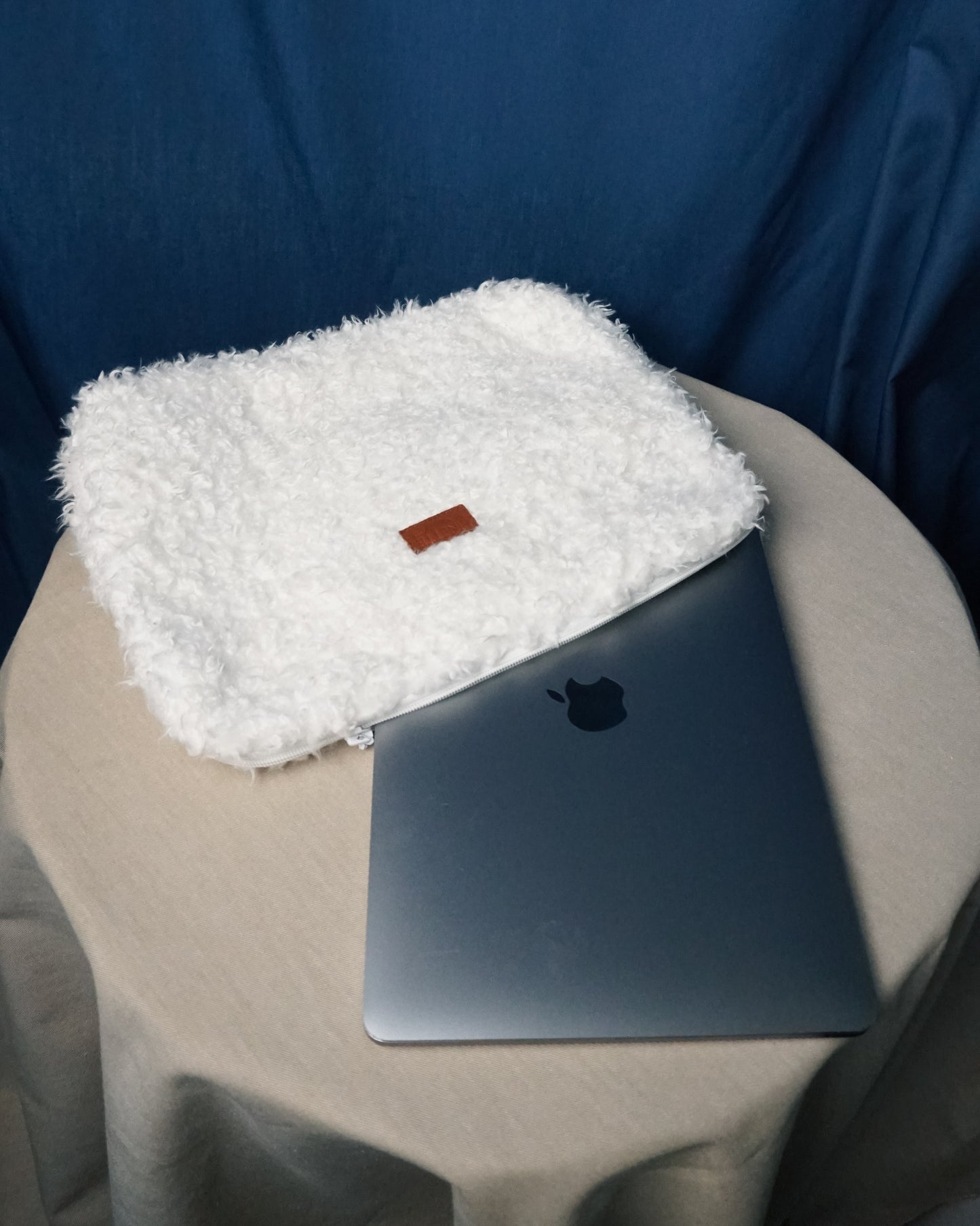 Élégante et douce, cette pochette pour ordinateur en moumoute blanche est le mélange parfait de confort et de style. La texture moelleuse et feutrée de la matière apporte une touche de luxe tout en protégeant votre appareil des chocs et des rayures. Délicatement posée sur une table en bois clair, cette pochette crée un contraste chaleureux, sublimant son design minimaliste. Avec sa couleur neutre et sa finition soignée, elle s'intègre facilement dans tout environnement de travail moderne, tout en apportant
