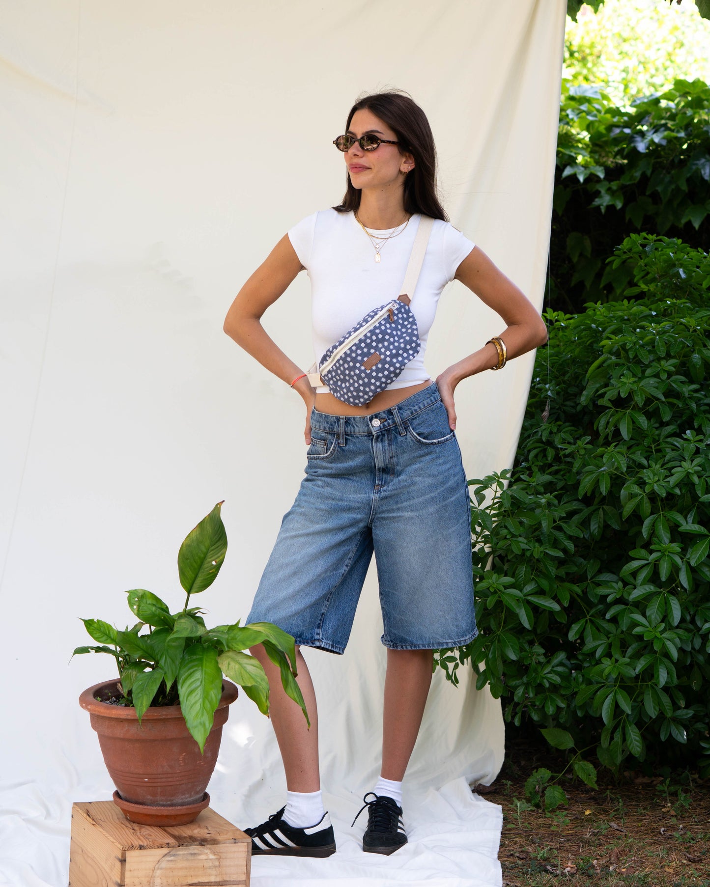 jeune fille debout portant un sac banane ecoresponsable bleu jeans binette recyclé
