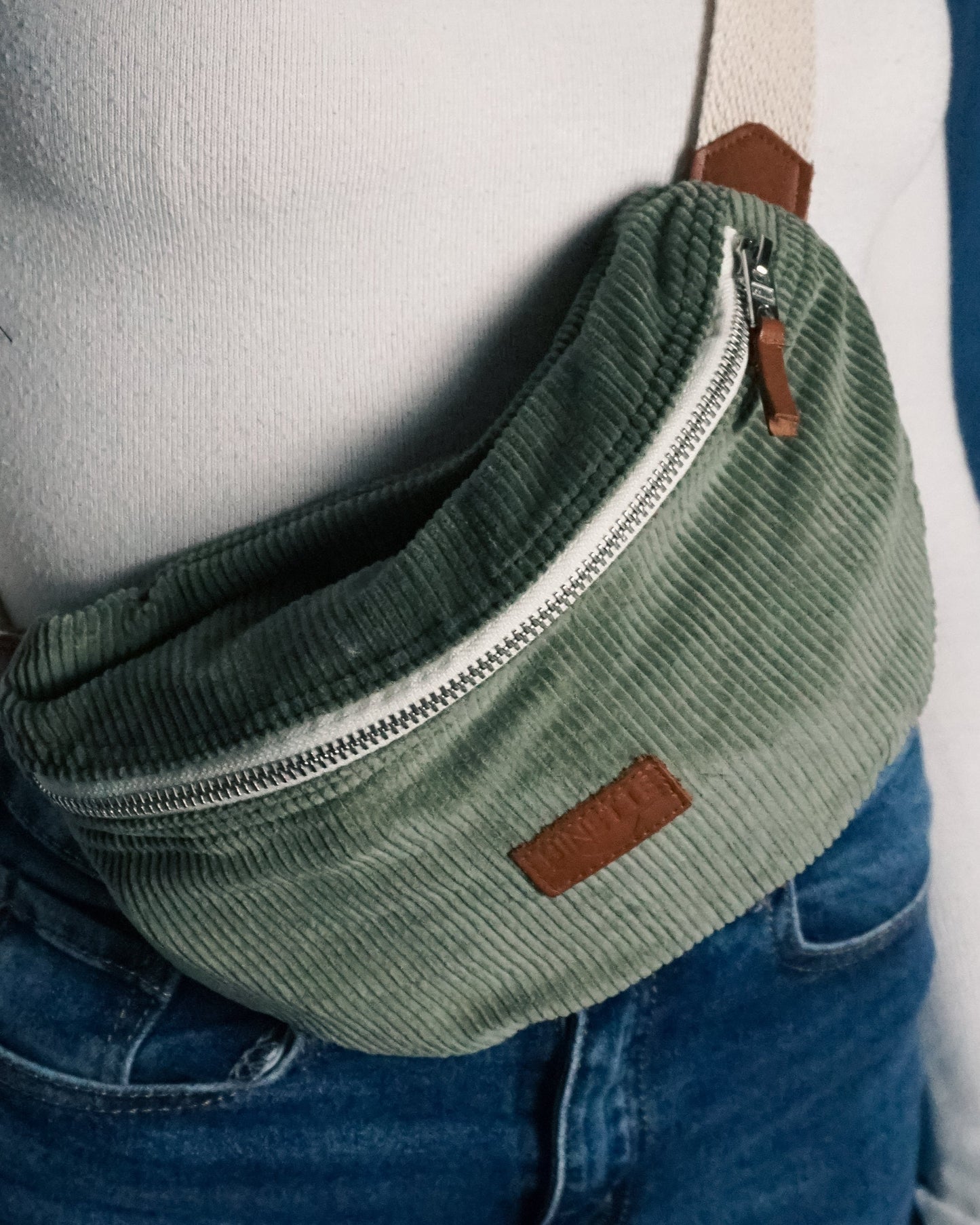 Sac banane en velours côtelé vert écoresponsable avec sangle ajustable – Un accessoire durable et tendance, conçu à partir de matières upcyclées pour un look rétro et intemporel.