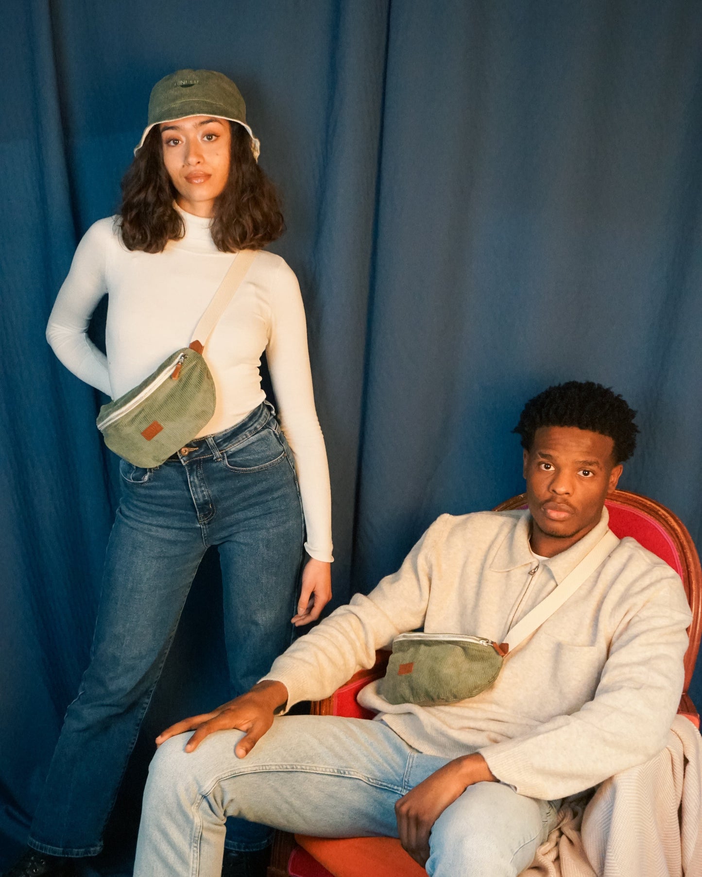 Un homme et une femme portant le sac banane Binette en velours côtelé vert – Accessoire écoresponsable unisexe, idéal pour un look casual et tendance. Fabriqué à partir de matières upcyclées, il s’adapte à tous les styles et toutes les morphologies