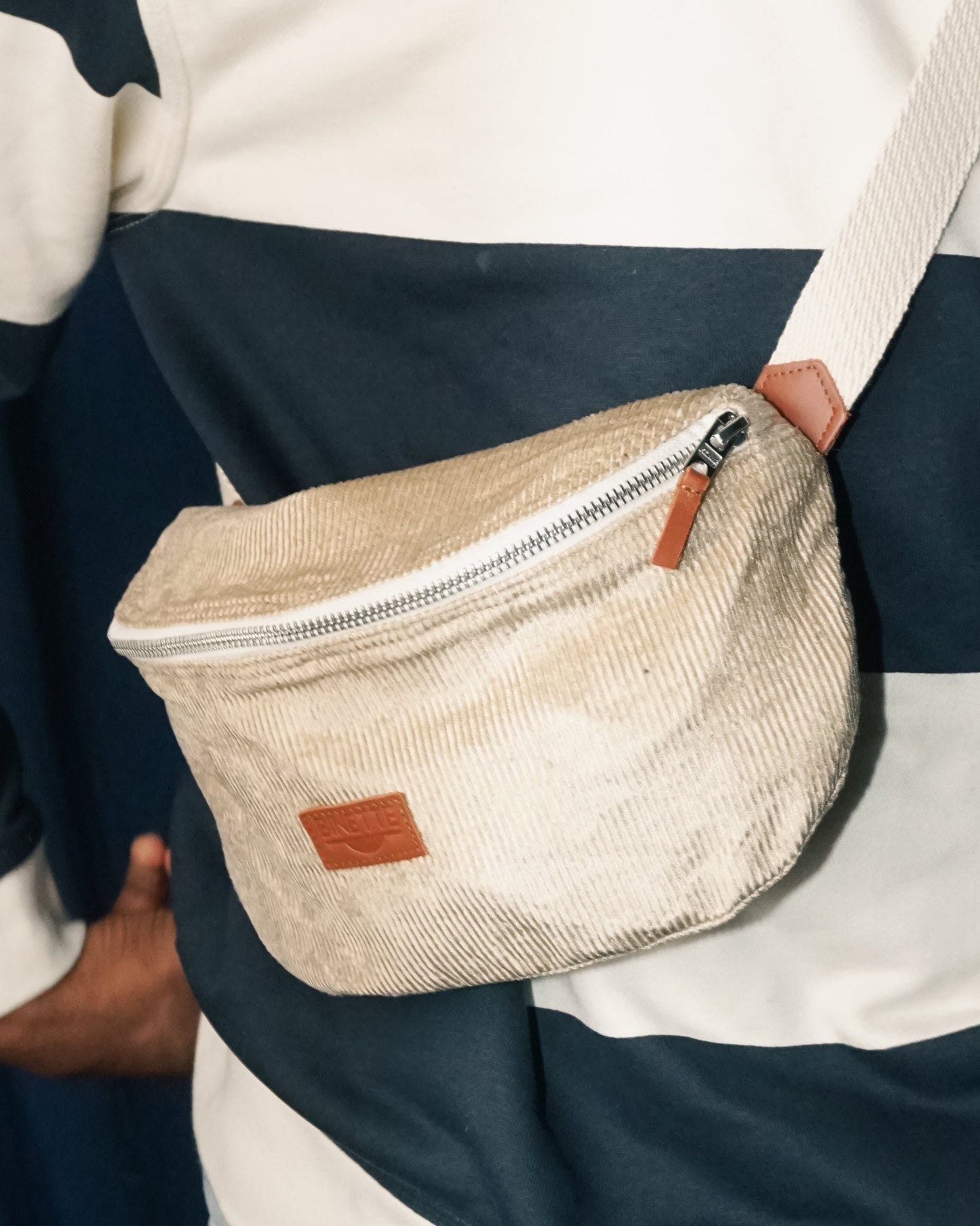 Banane beige sable velours côtelé gros plan. Fabriqué par une marque française écoresponsable Binette mode éthique quais parisiens mode responsable tissu upcyclé chutes de tissus dormants voués à être jetés ou brûlés accessoires upcyclés pratiques tendances et éco-friendly