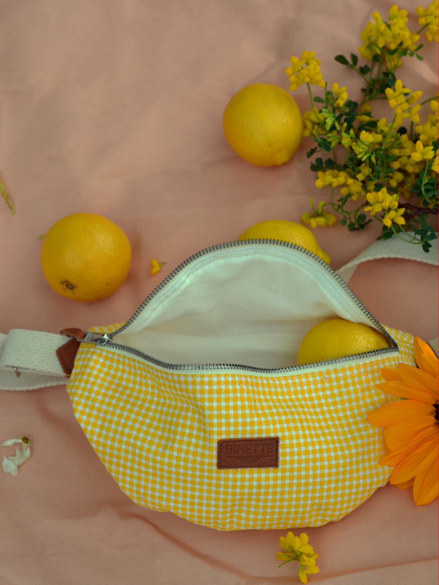 Sac banane Binette écoresponsable jaune motif vichy fait par une marque française.