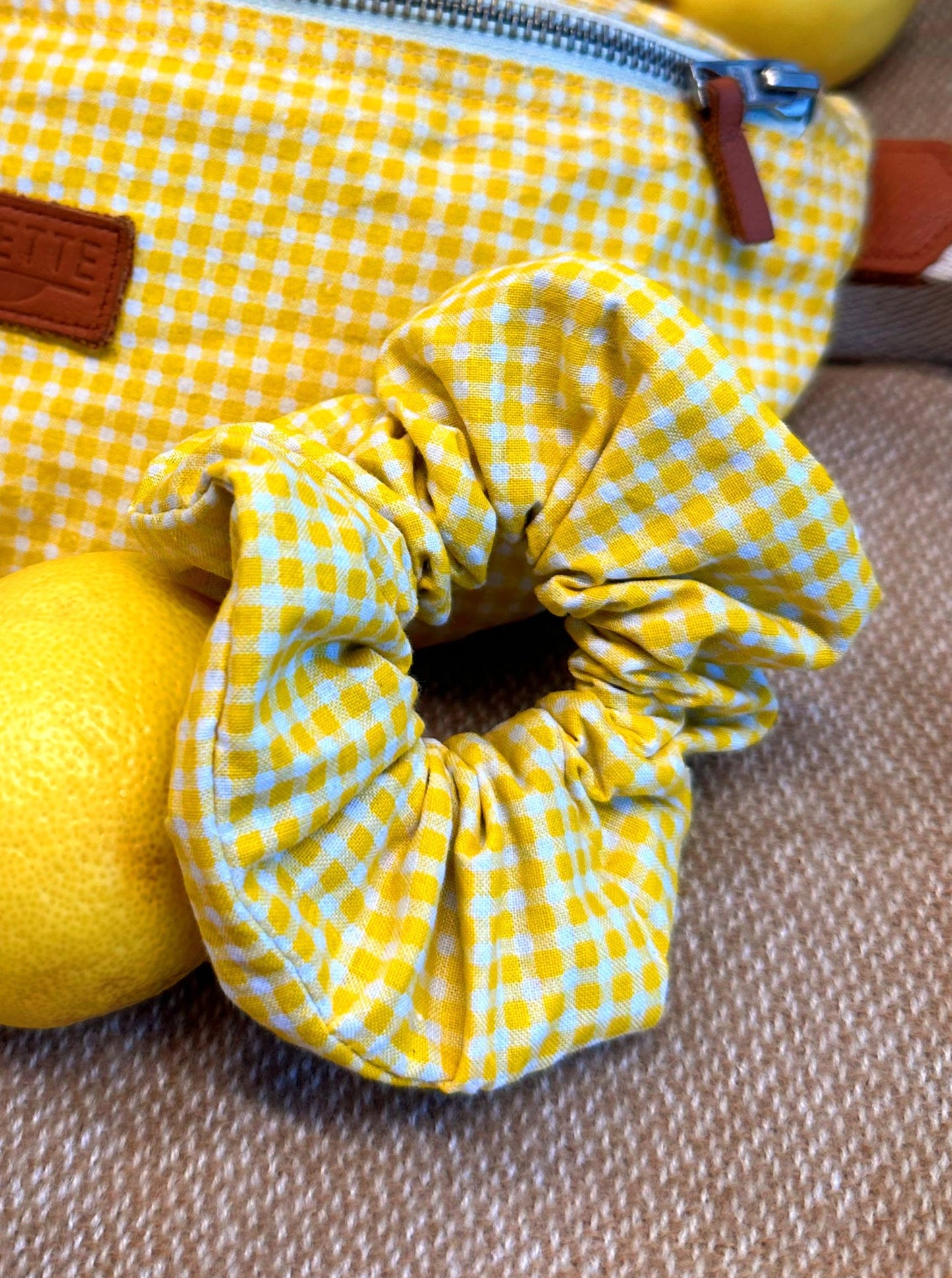 chouchou Binette upcyclé vichy jaune citron unisexe collection binette ecoresponsable et éthique fabriqué à partir de chutes de tissus voués à être jetés ou brûlés revalorisés par Binette marque française écoresponsable qui fabrique des sacs banane et accessoires upcyclés écoresponsable pour femme et homme idées cadeaux noel hiver et accessoires pratiques, tendances, jolis, avec un faible impact environnemental