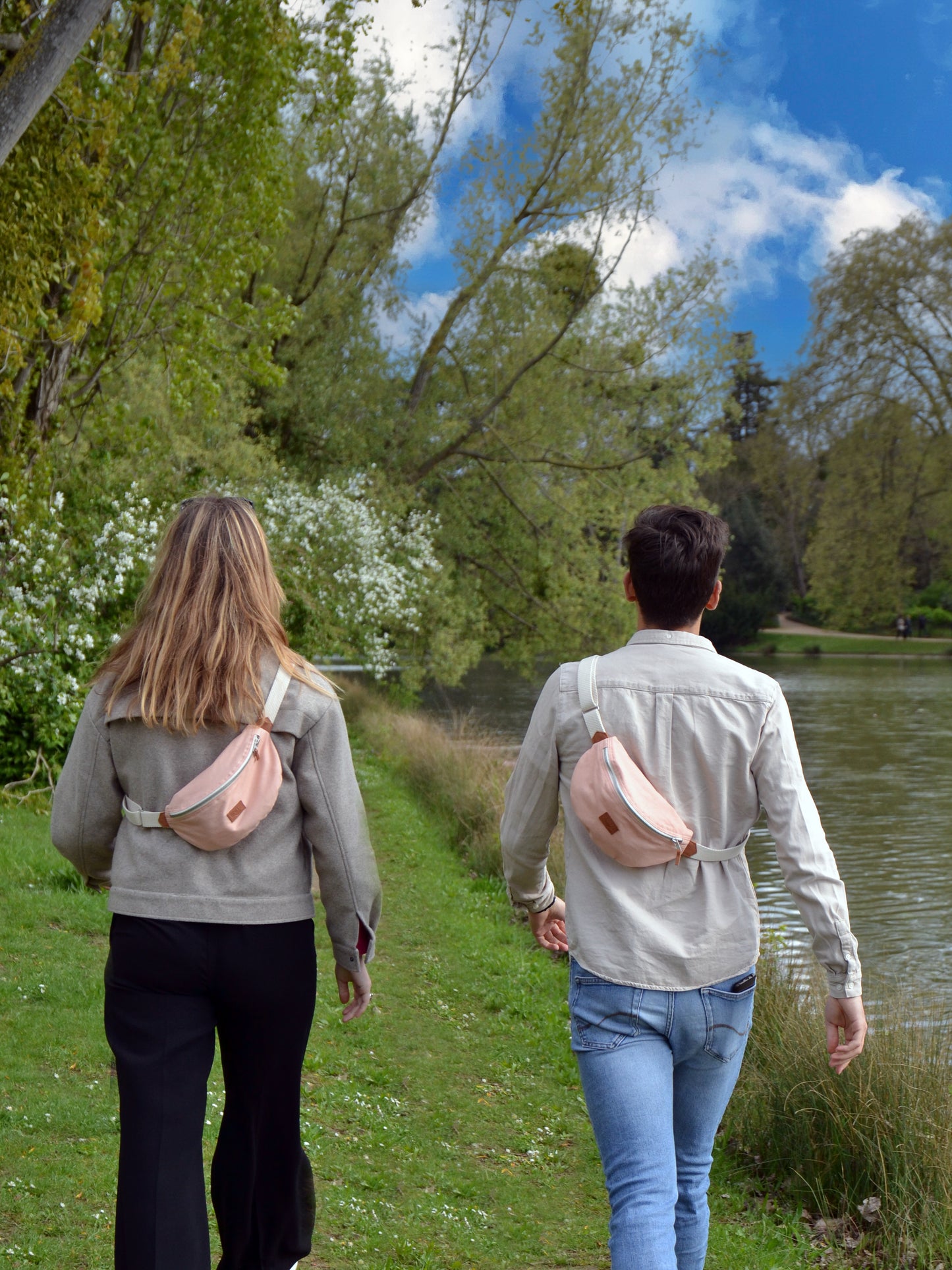 Jeune femme blonde et jeune homme brun portant des Sacs banane Binette écoresponsables roses faits par une marque française