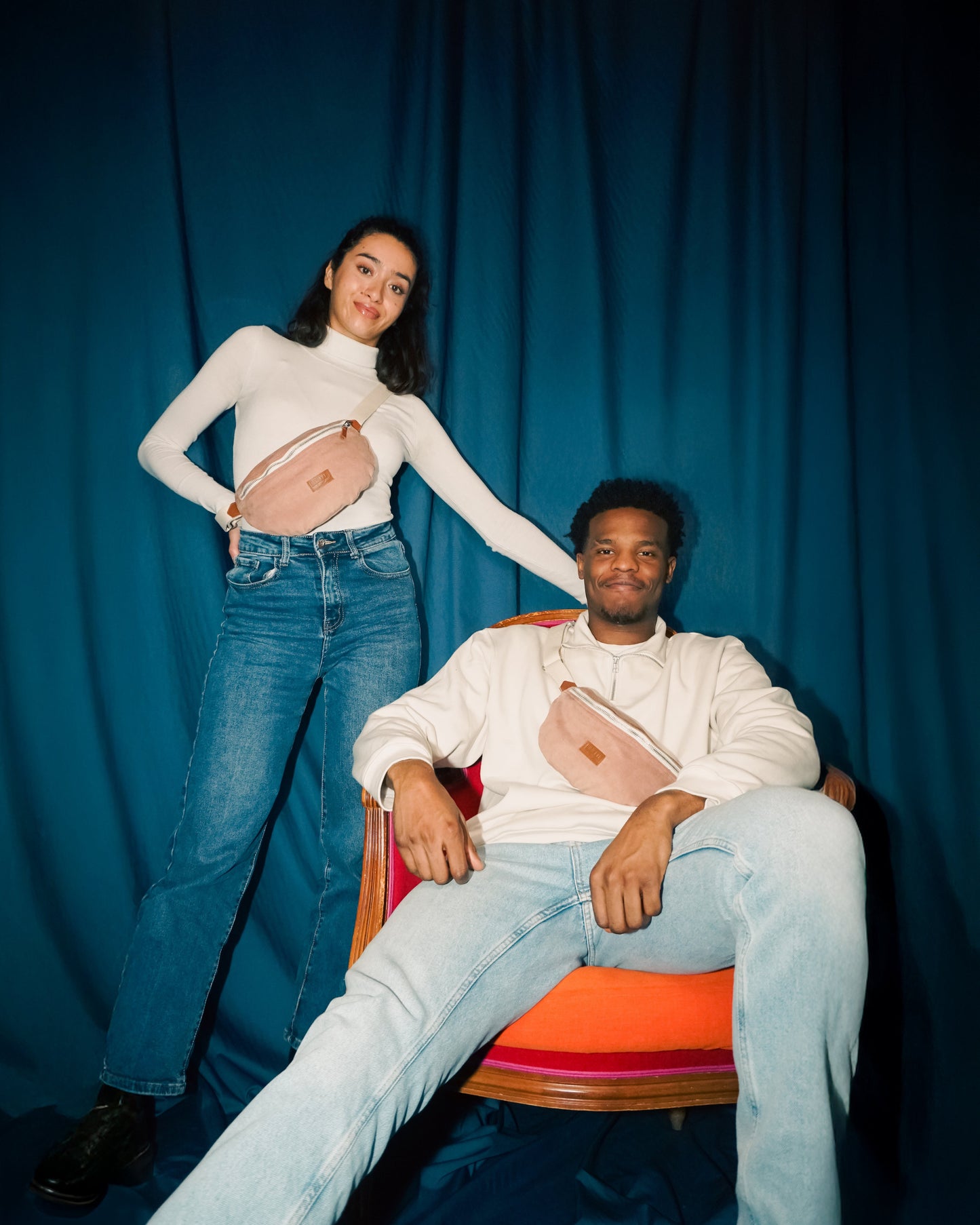 Un homme et une femme portant le sac banane Binette en velours côtelé rose clair – Accessoire écoresponsable unisexe, idéal pour un look casual et tendance. Fabriqué à partir de matières upcyclées, il s’adapte à tous les styles et toutes les morphologies