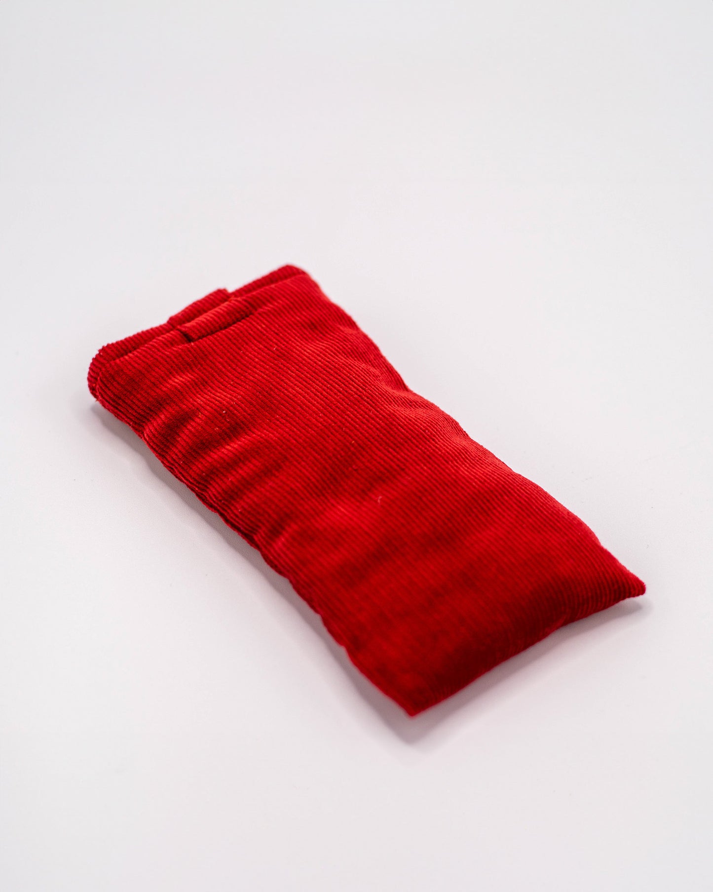 Étui à lunette rouge en velours côtelé retourné.