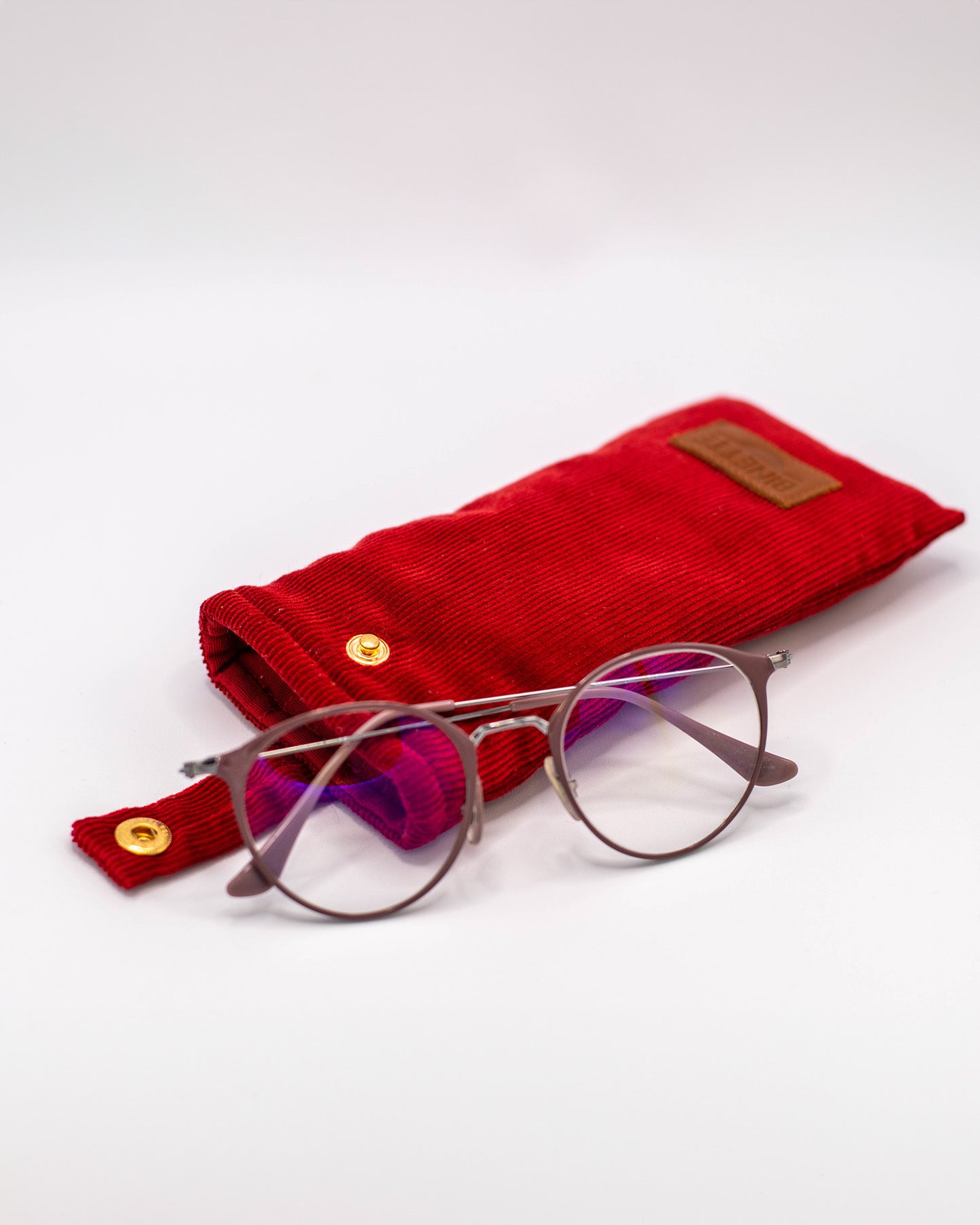 Étui à lunette rouge en velours côtelé.