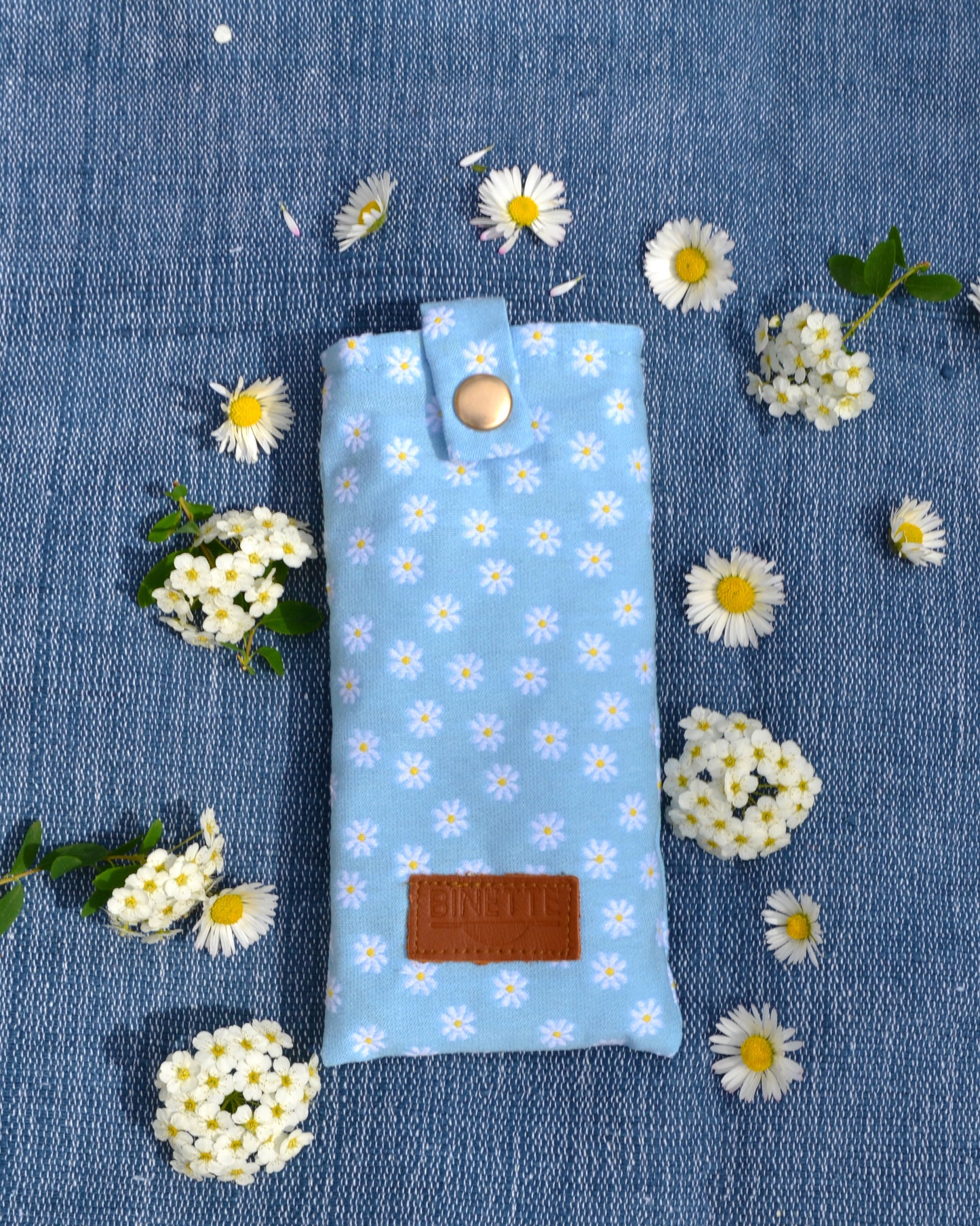 Dans cette première photo, l'étui Marguerite bleu se dévoile dans toute son élégance. Son design raffiné et ses détails soignés ajoutent une touche de sophistication à la protection de vos lunettes.