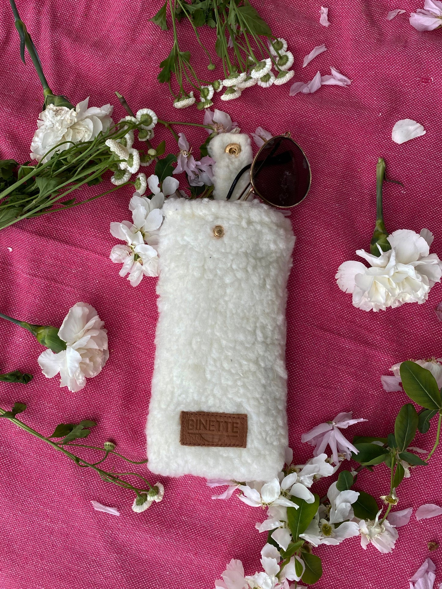 Étui à lunette Binette écoresponsable upcyclé en molleton blanc motif boule de neige fait par une marque française Binette unisexe collection binette ecoresponsable et éthique fabriqué à partir de chutes de tissus voués à être jetés ou brûlés revalorisés par Binette marque française écoresponsable qui fabrique des sacs banane et accessoires upcyclés écoresponsable pour femme et homme idées cadeaux noel hiver et accessoires pratiques, tendances, jolis, avec un faible impact environnemental