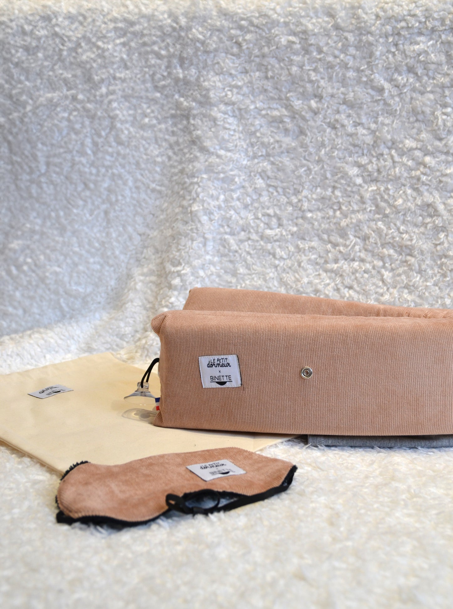 Pack sommeil composĂ© d'un coussin de voyage ergonomique en velours cĂŽtelĂ© rose clair et dâun masque de sommeil assorti, cet ensemble est conçu pour un confort optimal tout en respectant lâenvironnement.