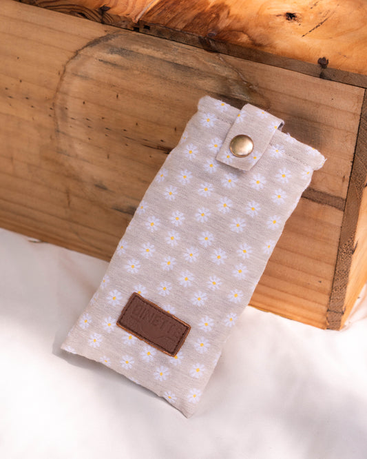 Packashot avec l'étui à lunettes marguerite beige. Design raffiné et détails soignés qui ajoutent une touche de sophistication à la protection de vos lunettes.