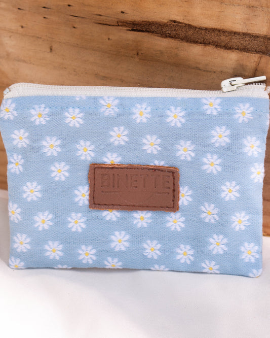 Pochette Binette bleu ciel marguerite prise en packshot. Pratique pour mettre son argent, pièces, ses cartes tout en ayant une pochette pep's !