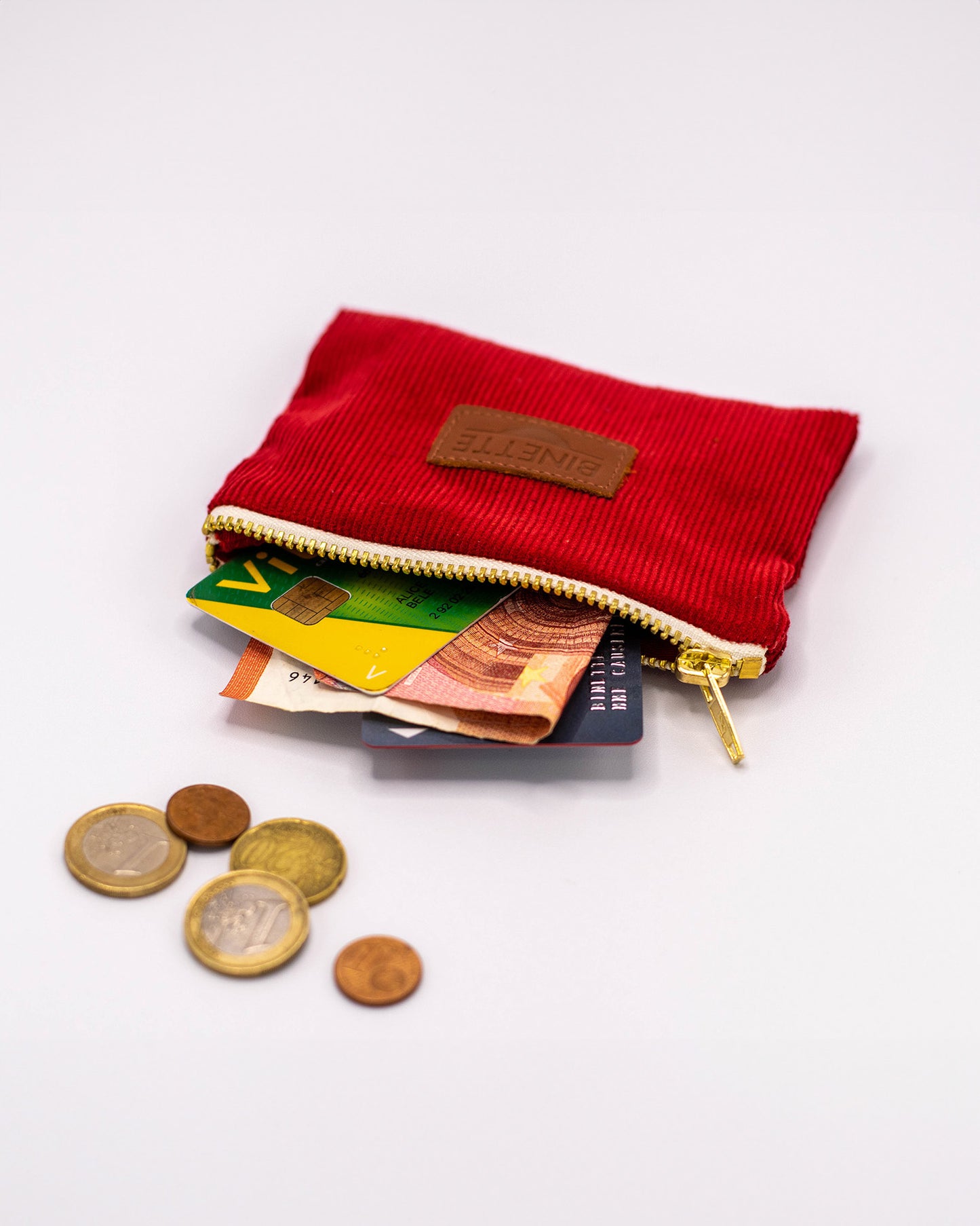 Pochette upcyclée écoresponsable velours côtelé rouge de Binette ouverte avec des cartes et argent à l'intérieur