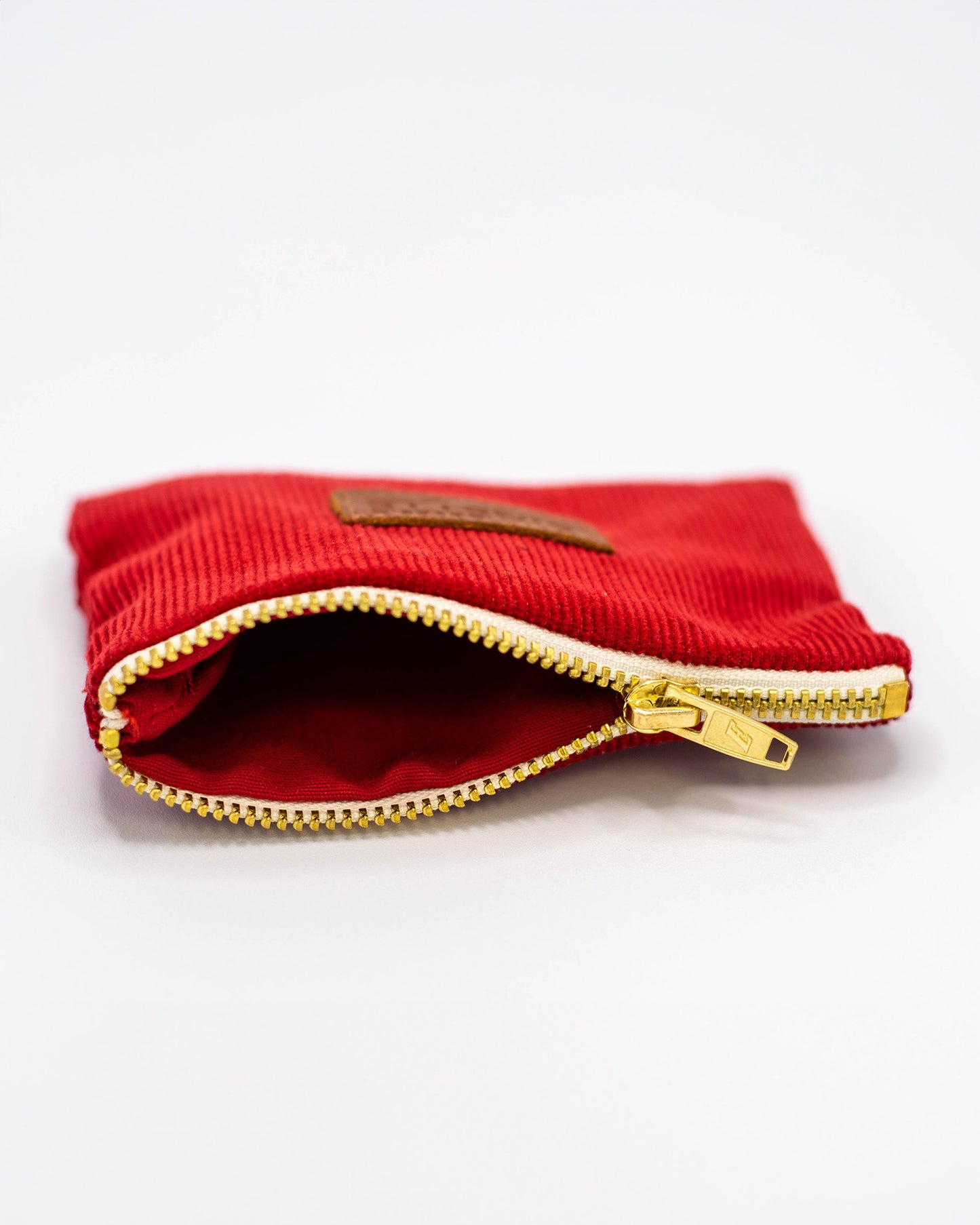Pochette upcyclée écoresponsable velours côtelé rouge de Binette ouverte