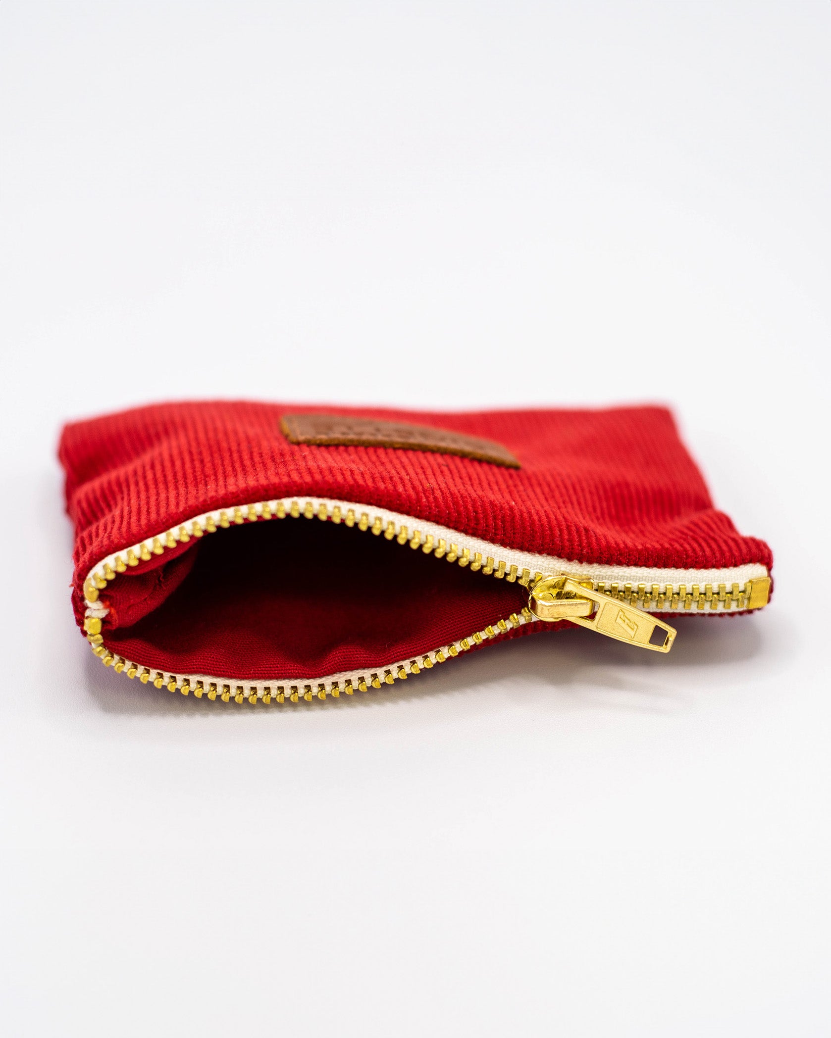 Pochette upcyclée écoresponsable velours côtelé rouge de Binette ouverte
