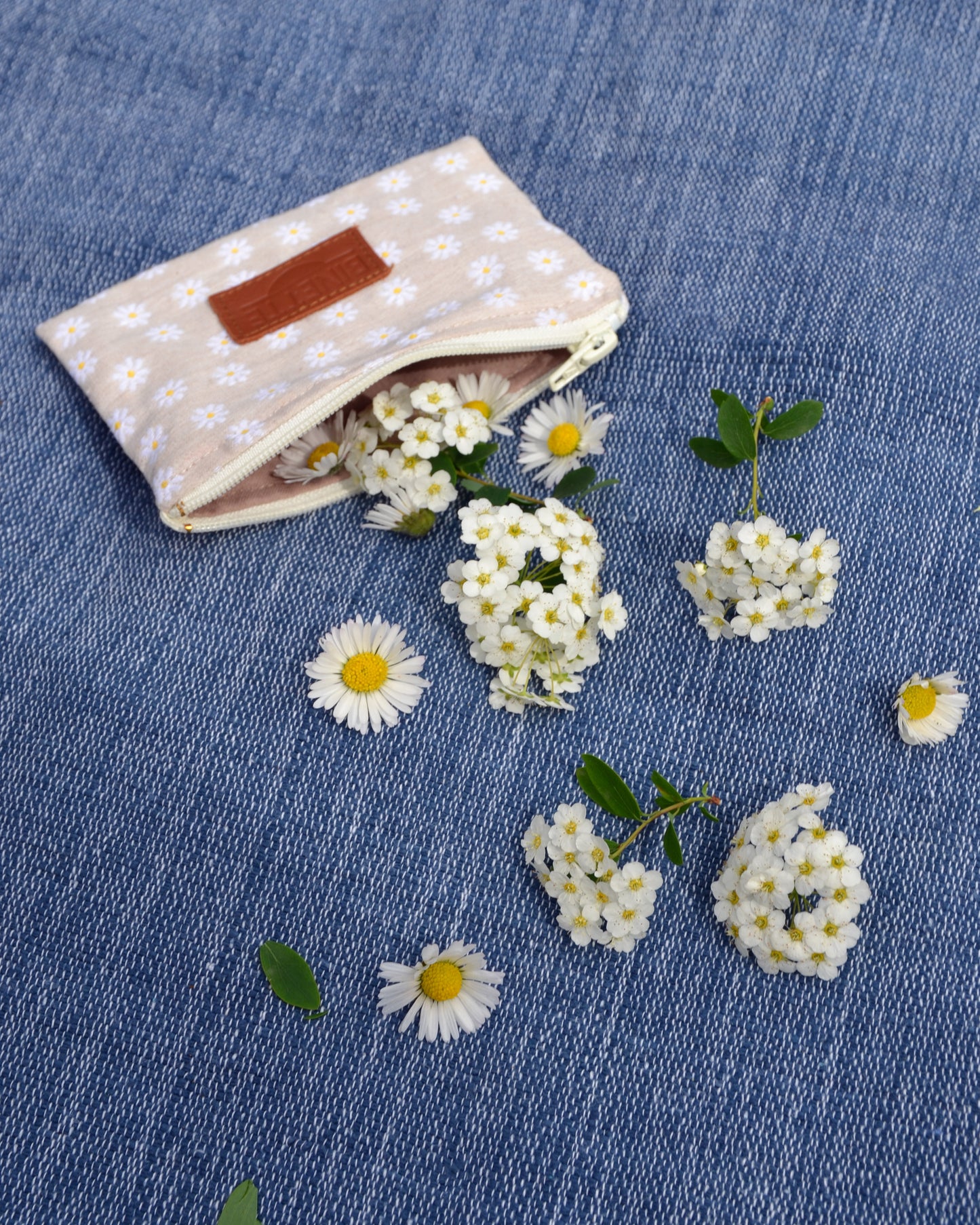 Découvrez l'intérieur spacieux de la pochette Marguerite Beige ! Sa doublure en coton upcyclé beige offre non seulement une touche de durabilité, mais aussi une élégance discrète.