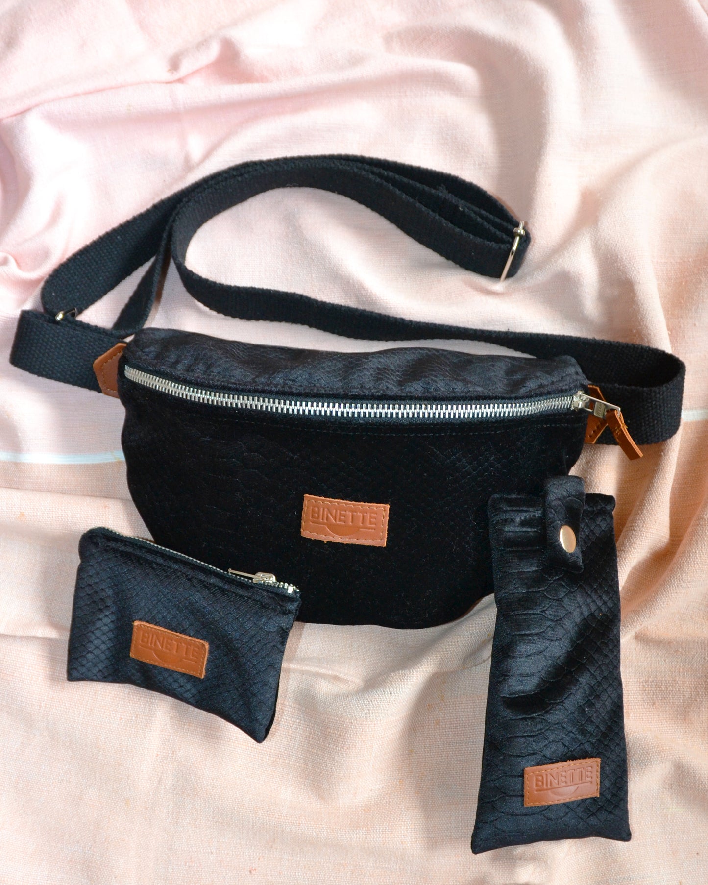 pack sac banane etui à lunettes et pochette porte-monnaie upcyclés écoresponsable en velours gauffré effet croco noir écoresponsable en tissu upyclé en velours velvet gauffré noir effet croco de la marque Binette marque de sacs banane upcyclés écoresponsable et sacs demi-lune et sac cabas upcyclés made in france et accessoires upcyclés tendances et uniques