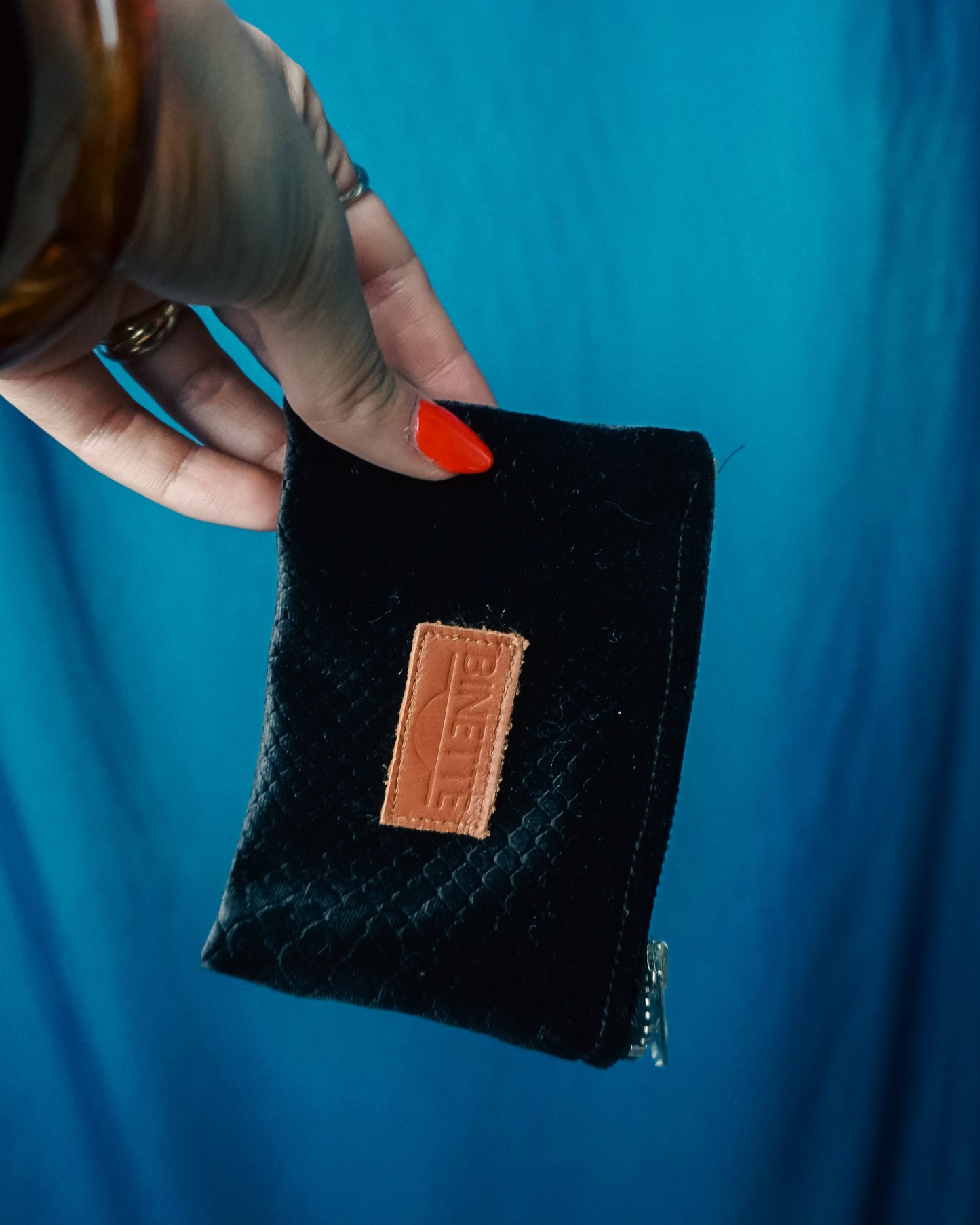 Pochette upcyclée écoresponsable en velours gaufré effet croco noir.
Binette marque de sacs banane upcyclés sacs demi-lune upcyclé made in France.