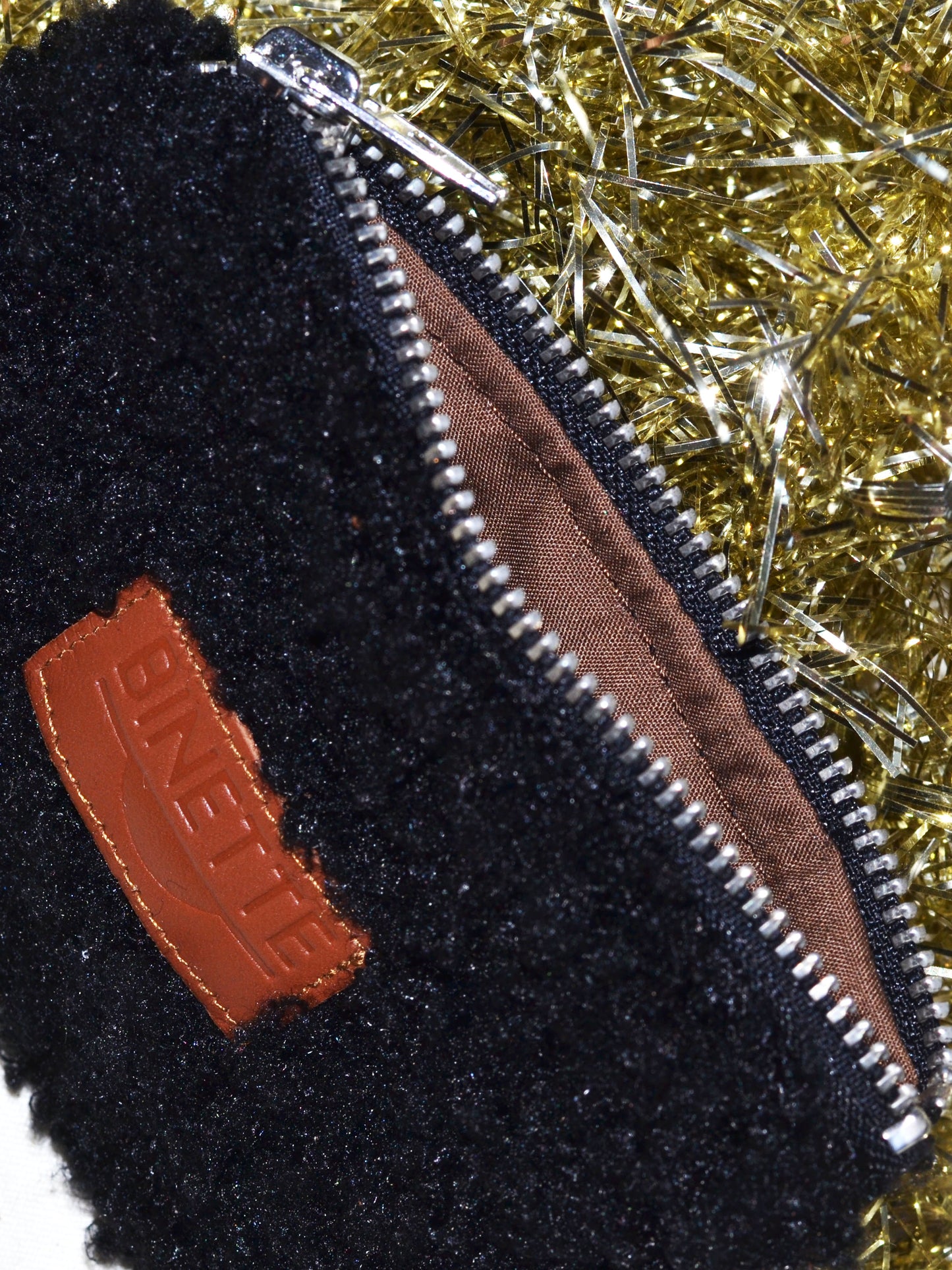 Pochettemoltonpackshot 2304 × 3072 px pochette en molleton noir AMSTERDAM upcyclée de Binette la marque française et écoresponsable qui fabrique des sacs banane et accessoires de la vie quotidienne en les upcyclant à partir de chutes de tissus dormants voués à être jetés ou brûlés et les revalorise en sacs banane et accessoires ypcyclés jolis, pratiques, tendances, éthiques, écoresponsables, avec un impact environnemental faible tout en luttant contre le gaspillage textile