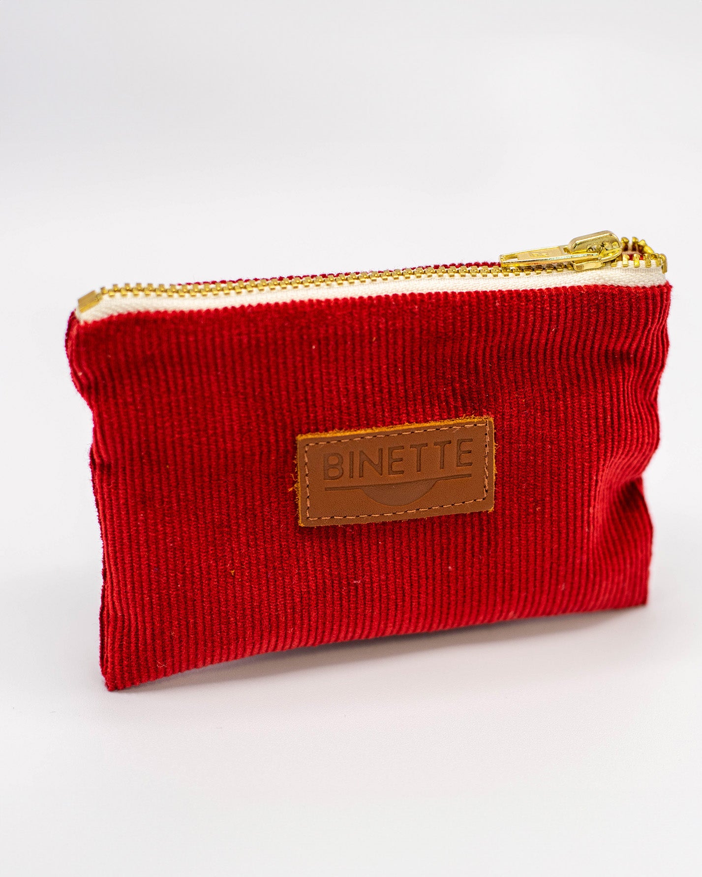 Pochette upcyclée écoresponsable velours côtelé rouge de Binette marque de sacs banane upcyclés sacs demi-lune upcyclés made in France et sacs cabas upcyclés