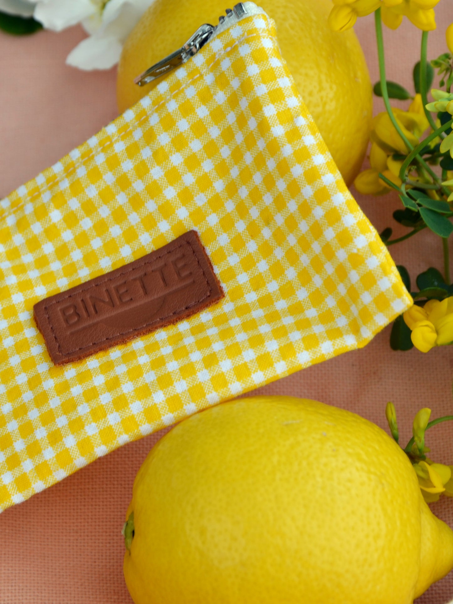 Pochette écoresponsable jaune motif vichy fait par une marque française.