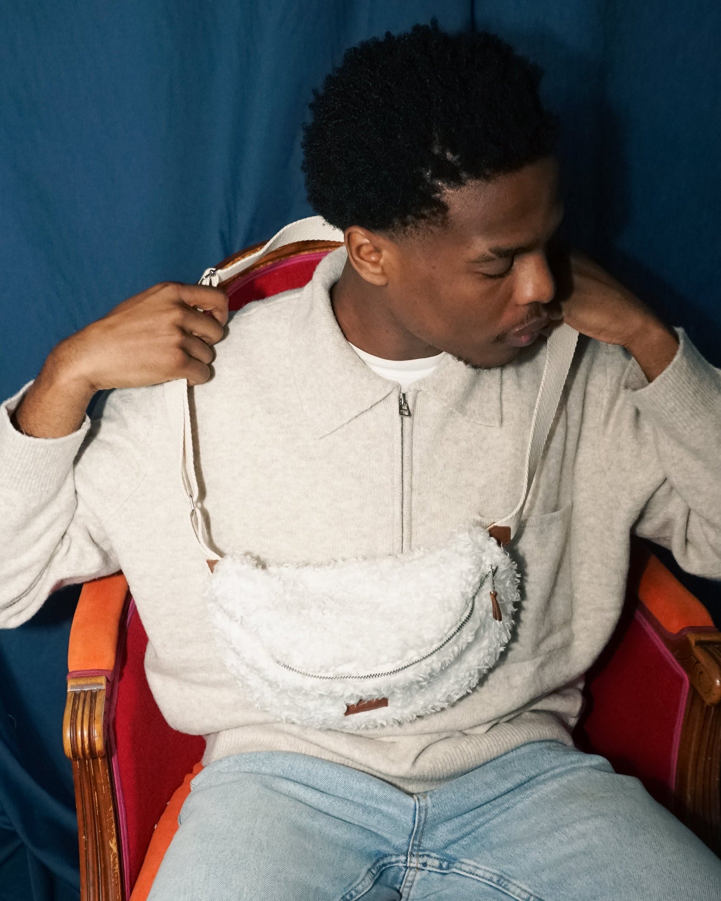 Modèle remettant sa banane Binette boule de neige en molleton blanc. Sac coresponsable en tissu upcyclé qui allie douceur, style et engagement pour une mode durable.