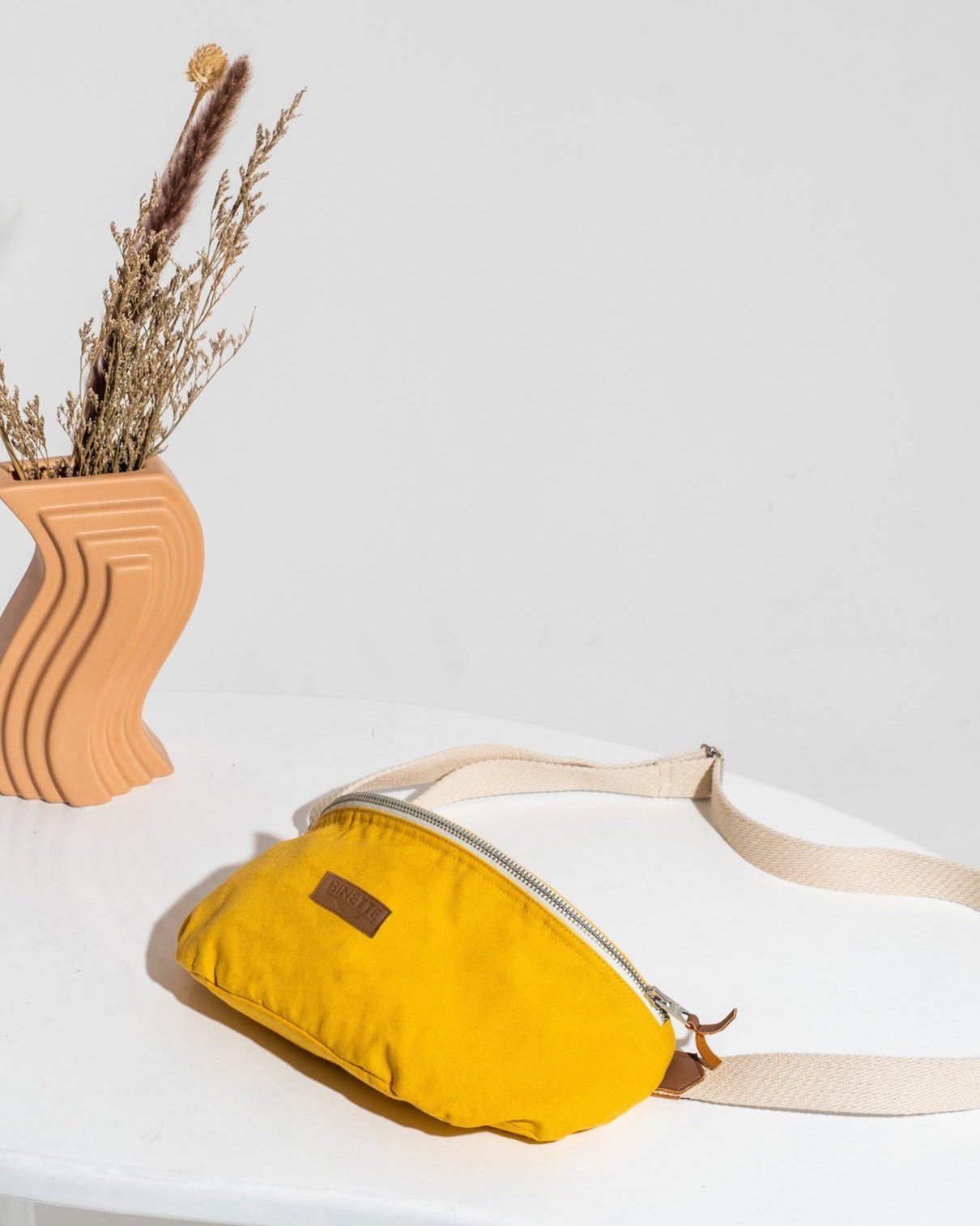 Sac banane Binette upcyclé à partir de chutes de tissus dormants voués à être jetés ou brûlés revalorisés par Binette la marque française écoresponsable de sacs banane et accessoires écoreponsables, éthiques, tendances, jolis, ecoresponsable, avec un faible impact environnemental et luttant contre le gaspillage textileécoresponsable pour un sac banane upcyclé jaune collection binette x perus